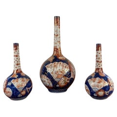 Des garnitures de qualité exceptionnelle de trois vases japonais en forme d'imari