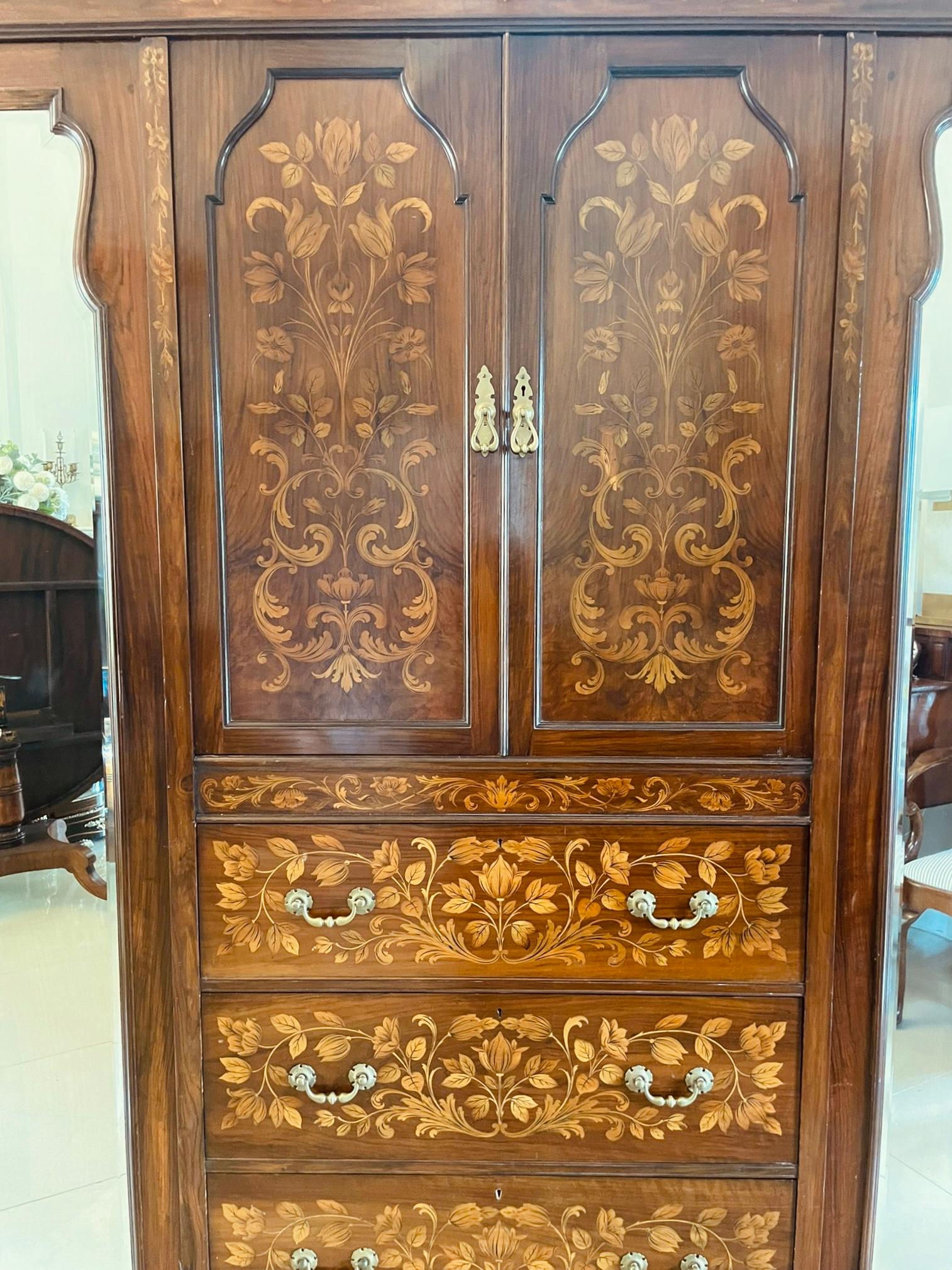 Armario Grande Antiguo de Marquetería Floral de Nogal Figurado de Calidad Excepcional en venta 9