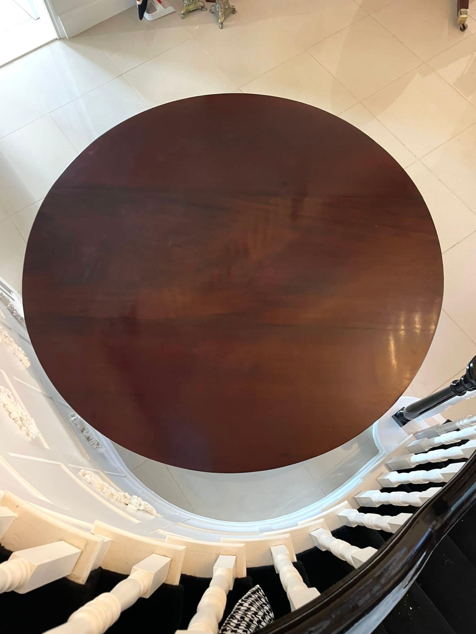 Anglais Grande table de salle à manger ronde de qualité supérieure en acajou ancien de 10 mètres en vente