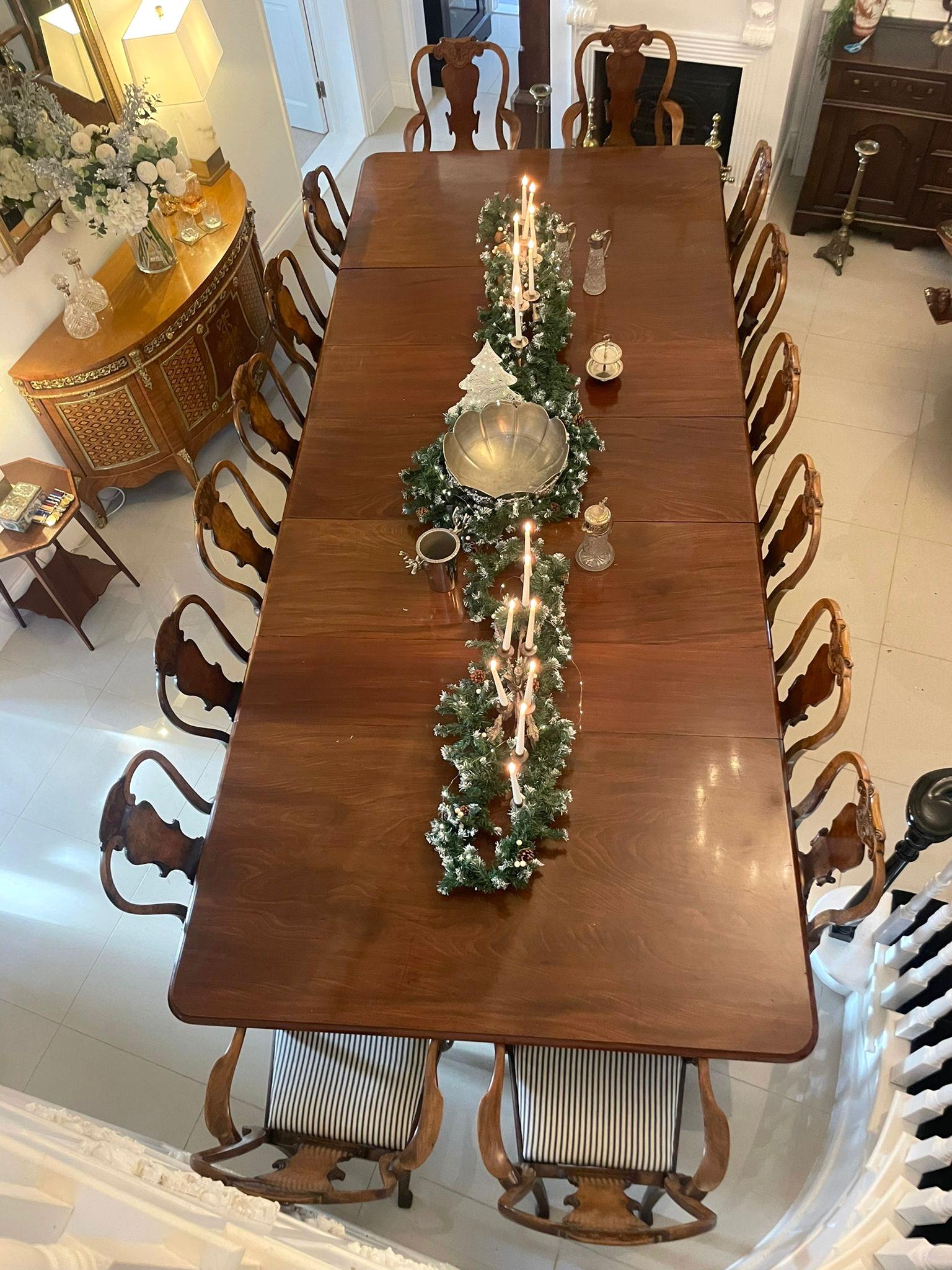 Grande tavolo da pranzo vittoriano in mogano figurato di qualità eccezionale con 16/20 posti a sedere e un magnifico piano in mogano figurato di qualità con cinque foglie extra e un bordo modellato, azione di estrazione, fermi originali in ottone
