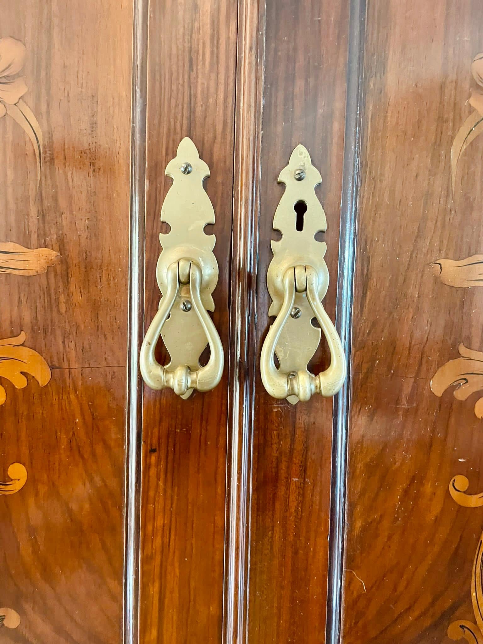 Armario Grande Antiguo de Marquetería Floral de Nogal Figurado de Calidad Excepcional en venta 3