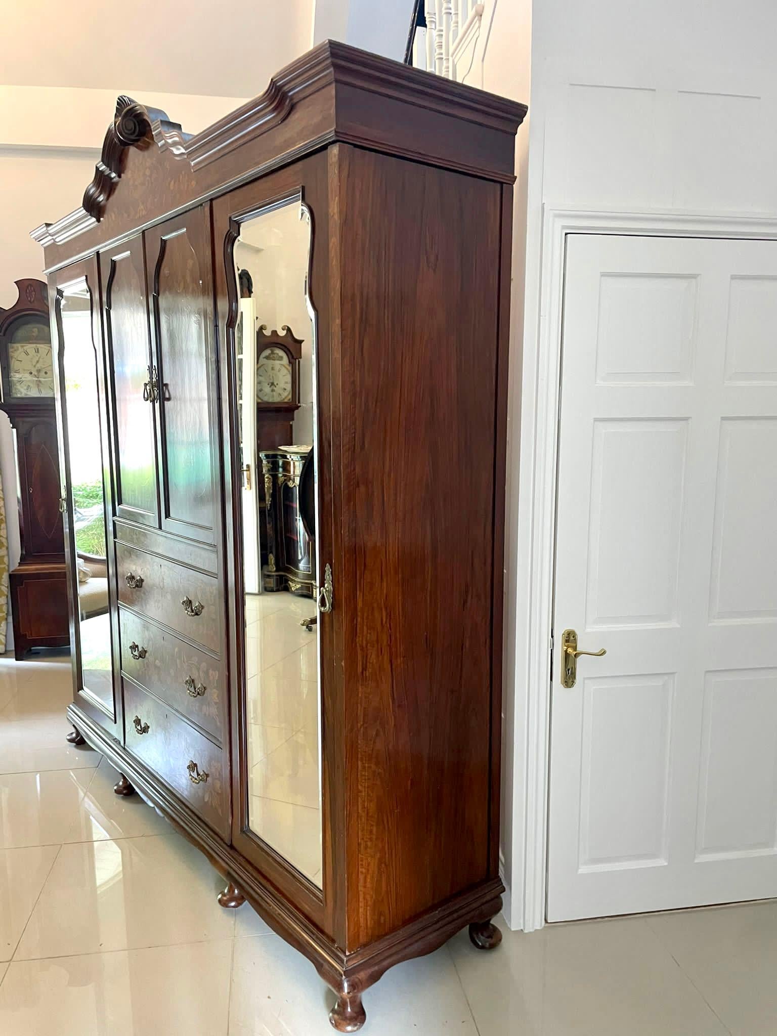 Armario Grande Antiguo de Marquetería Floral de Nogal Figurado de Calidad Excepcional en venta 4