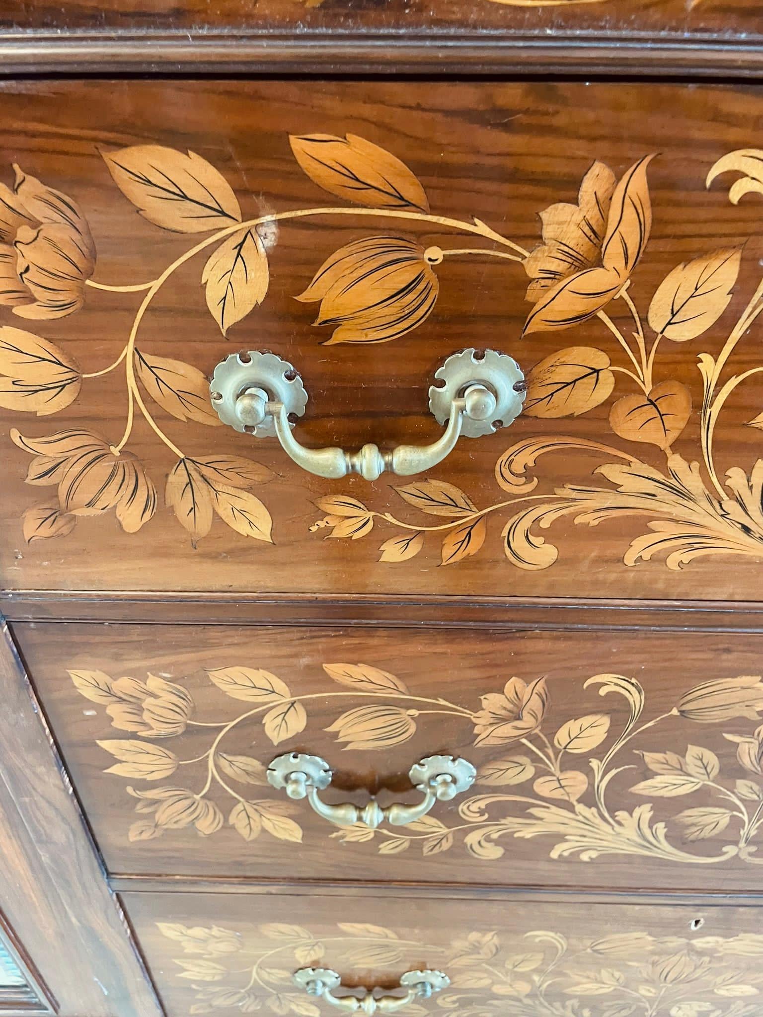 Armario Grande Antiguo de Marquetería Floral de Nogal Figurado de Calidad Excepcional en venta 7