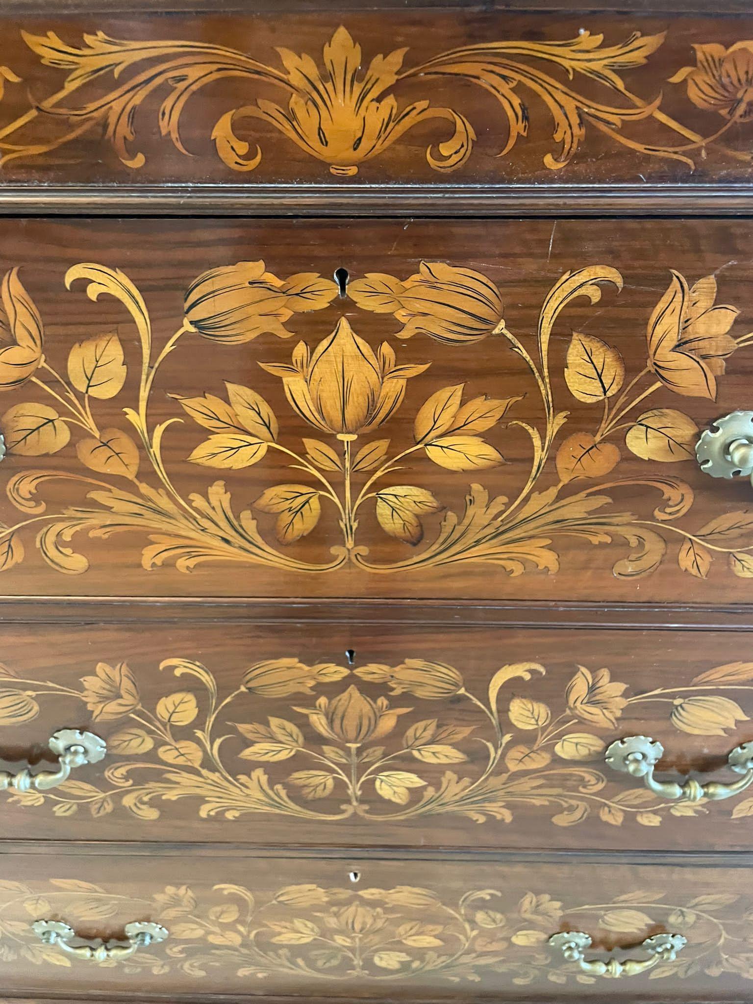 Armario Grande Antiguo de Marquetería Floral de Nogal Figurado de Calidad Excepcional Incrustación en venta