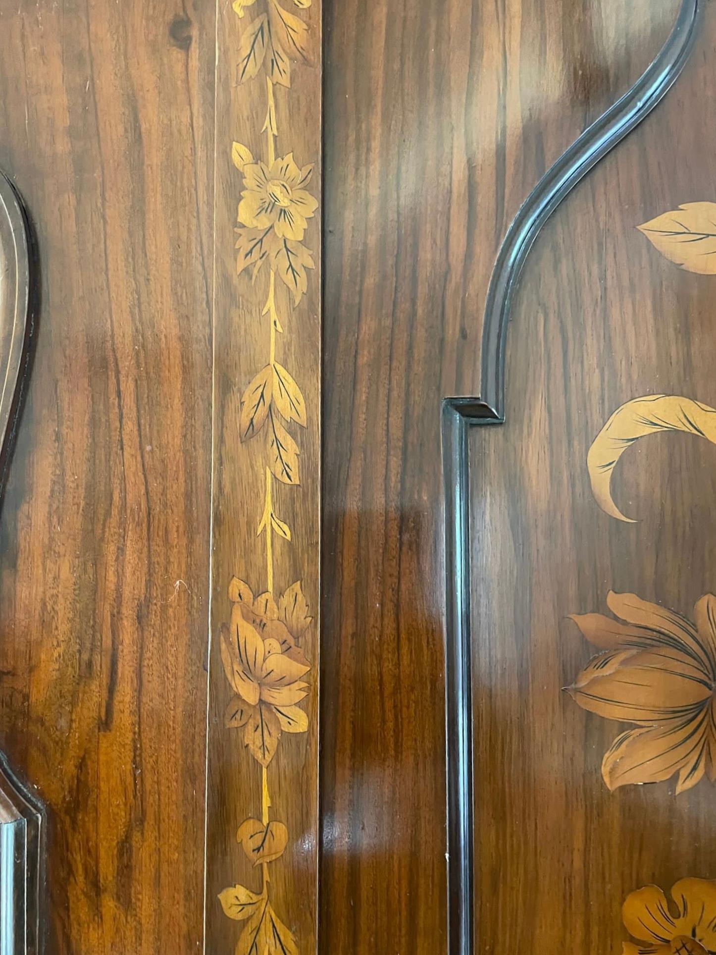 Armario Grande Antiguo de Marquetería Floral de Nogal Figurado de Calidad Excepcional en venta 2