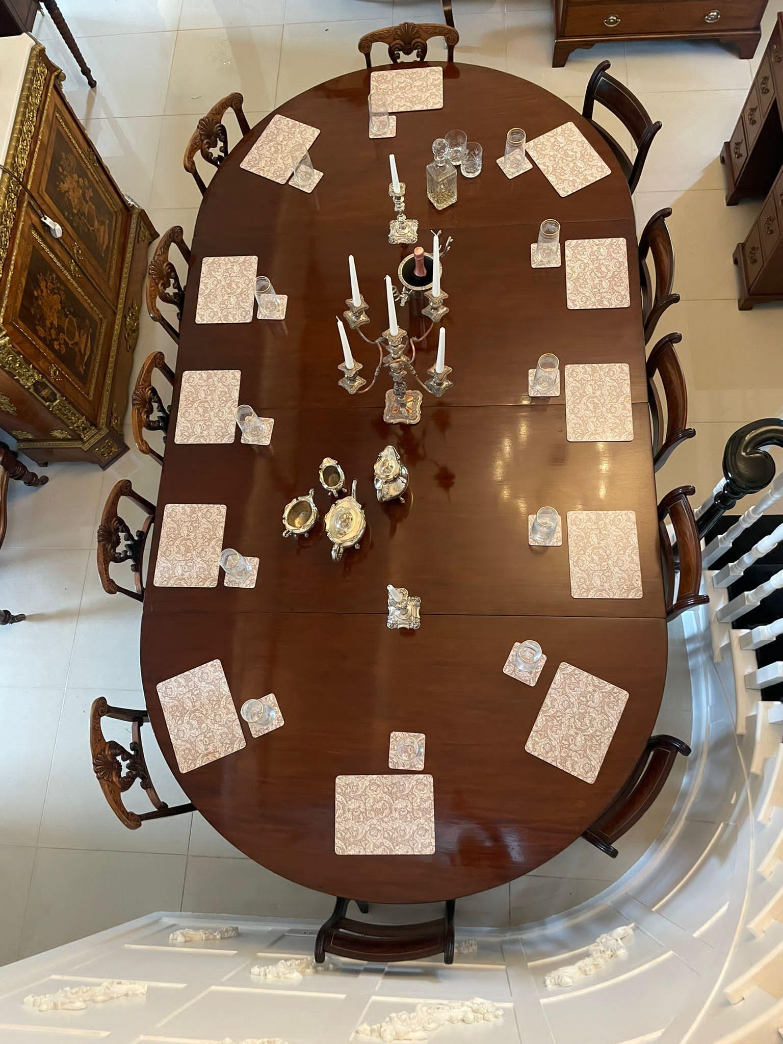 Mesa de comedor extensible de caoba antigua de 12 plazas de calidad excepcional 
con una tapa de caoba figurada de excelente calidad con un borde reed y dos hojas adicionales originales, friso de caoba,  acción extensible extraíble que se alza sobre