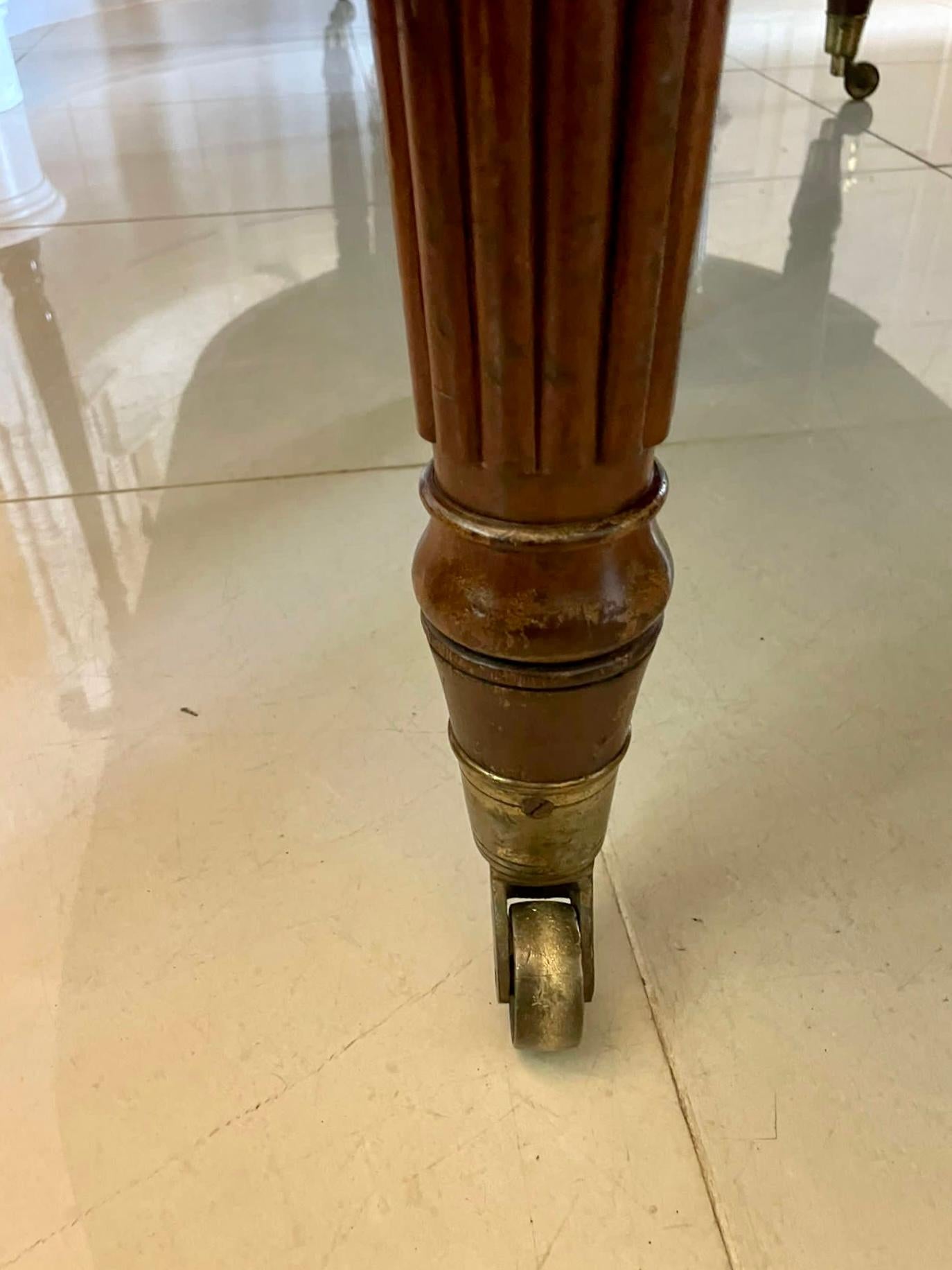 Mesa de comedor extensible de caoba antigua de 12 plazas de calidad excepcional siglo XIX