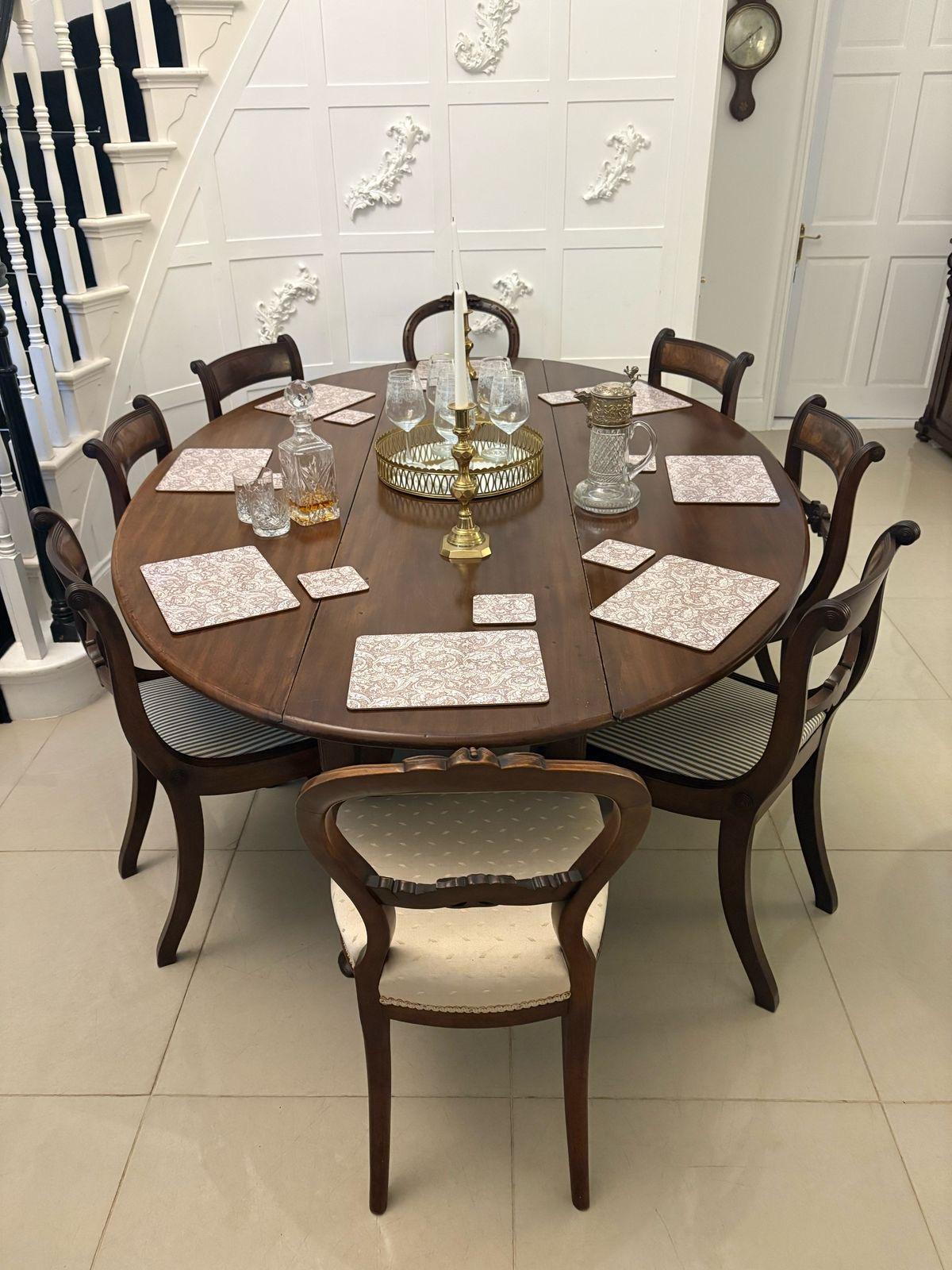 Grande table à manger en acajou irlandais du XVIIIe siècle, de qualité exceptionnelle, avec un plateau en acajou de qualité exceptionnelle, deux feuilles ovales, une double porte, reposant sur huit pieds fuselés tournés et des pieds en