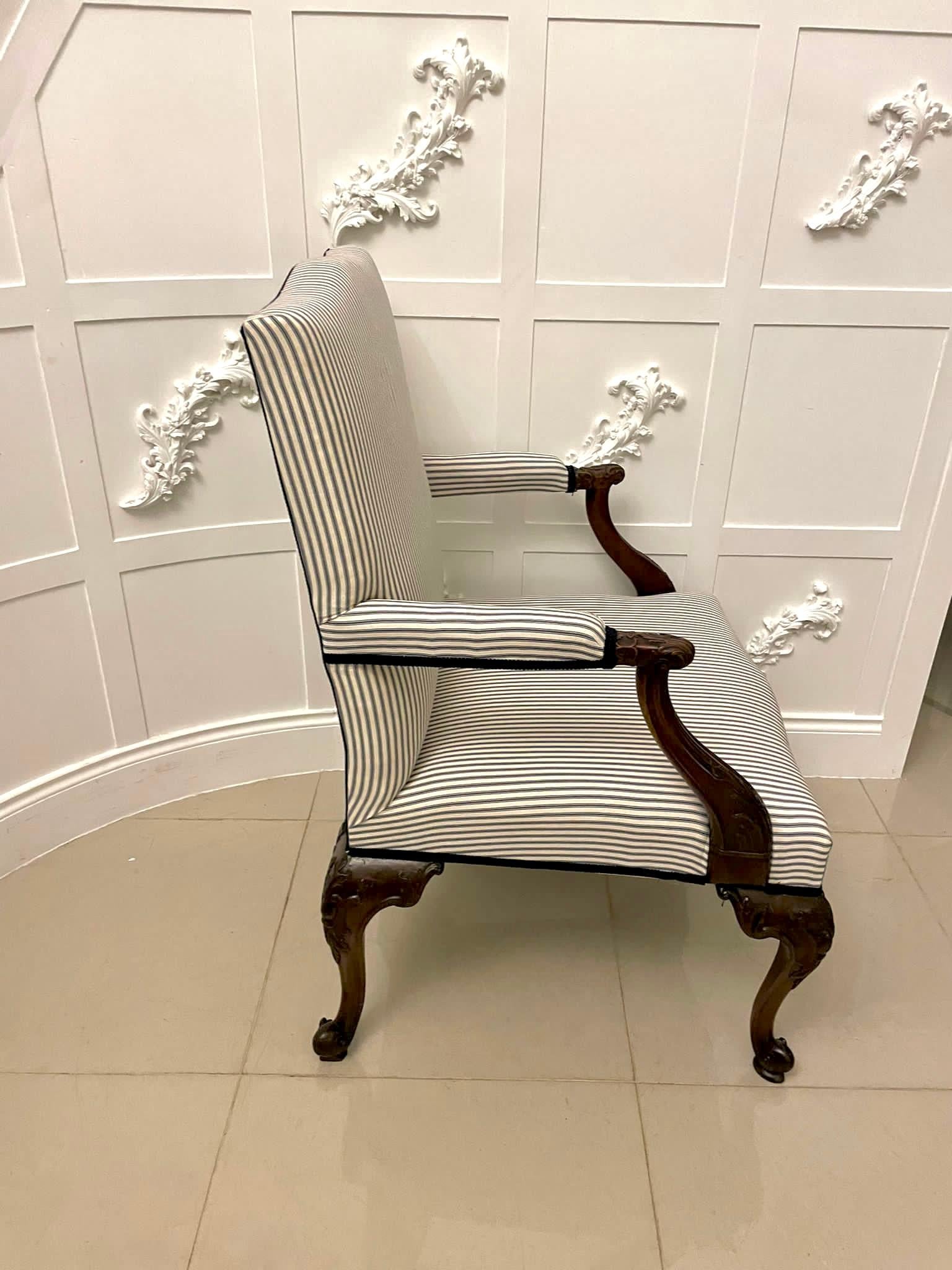 Anglais Grand fauteuil ancien en acajou sculpté de qualité exceptionnelle de Gainsborough en vente