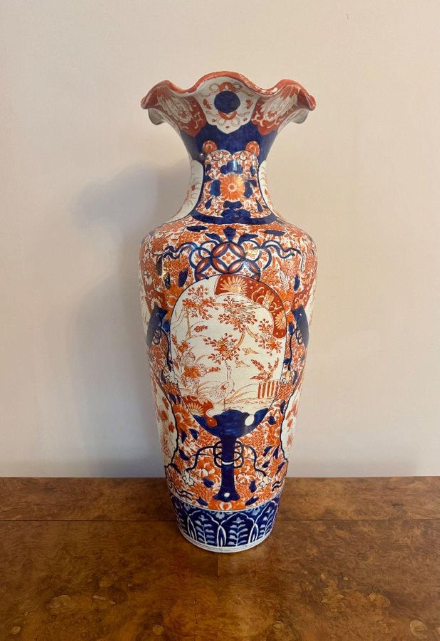 Vase sur pied imari japonais ancien de qualité exceptionnelle Bon état - En vente à Ipswich, GB
