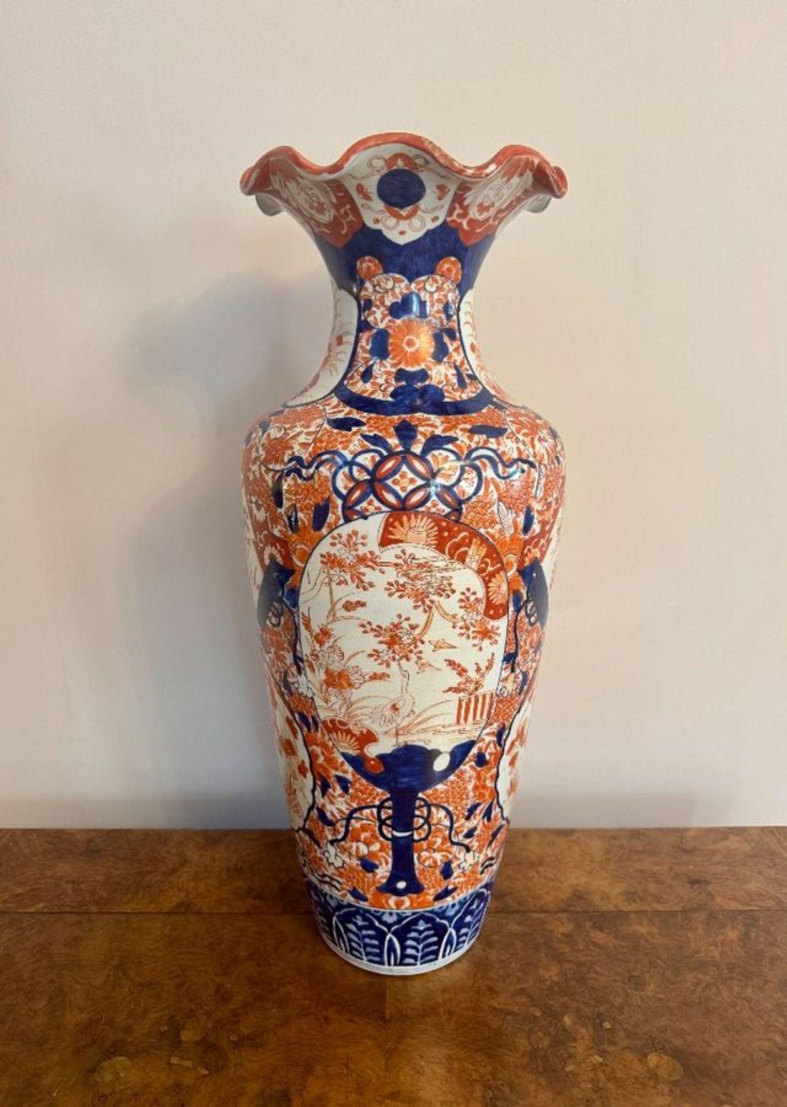 Porcelaine Vase sur pied imari japonais ancien de qualité exceptionnelle en vente