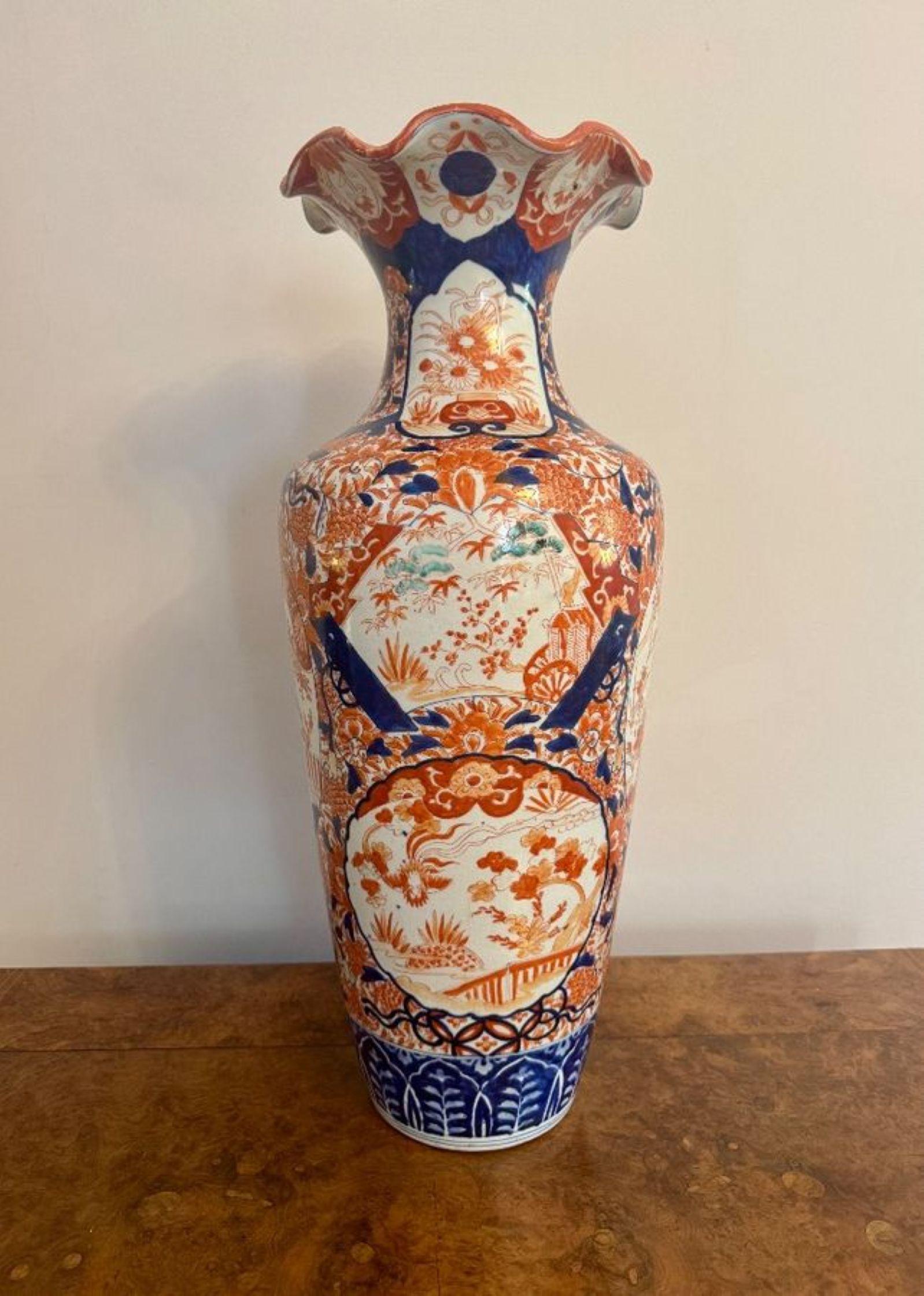 Vase sur pied imari japonais ancien de qualité exceptionnelle en vente 1