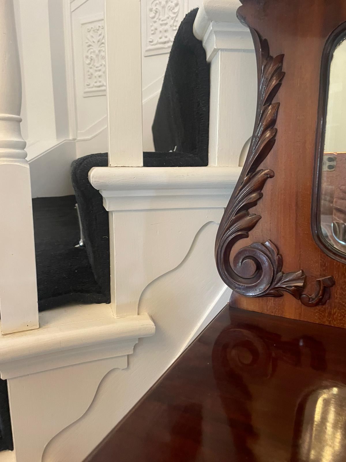 Vitrina antigua de caoba con incrustaciones de madera satinada de calidad excepcional Incrustación en venta