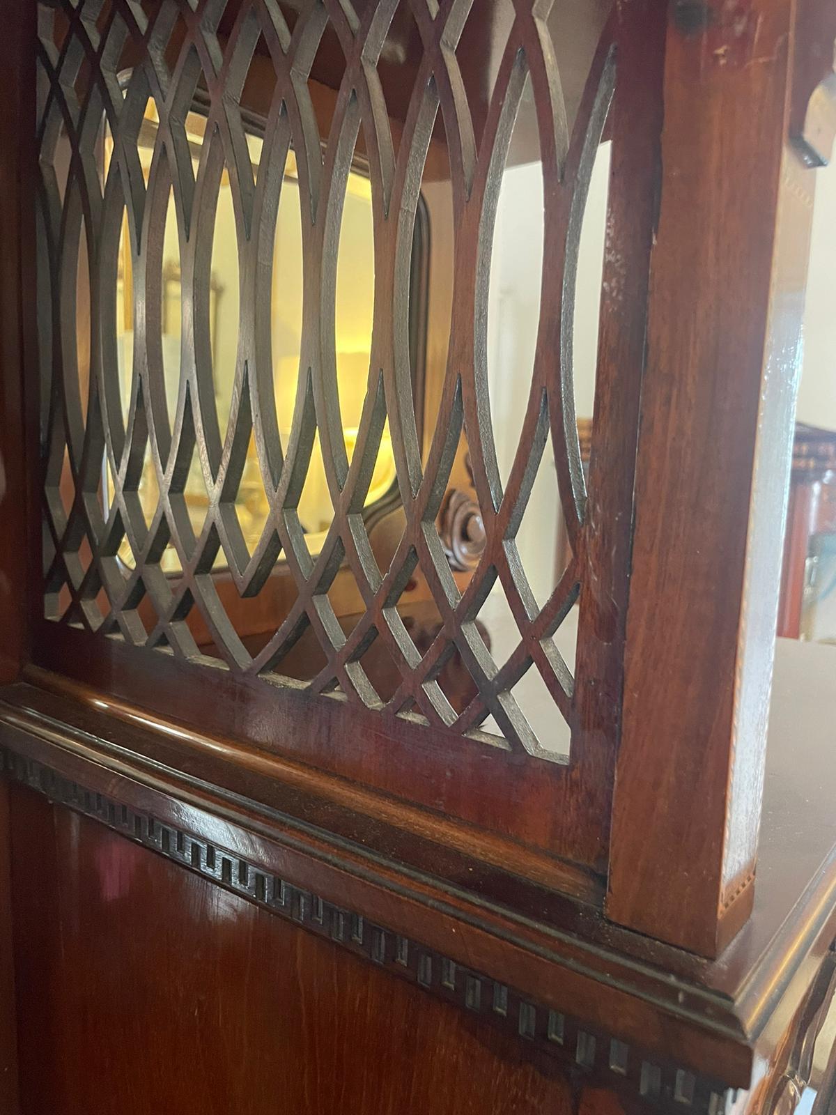 Vitrina antigua de caoba con incrustaciones de madera satinada de calidad excepcional siglo XIX en venta