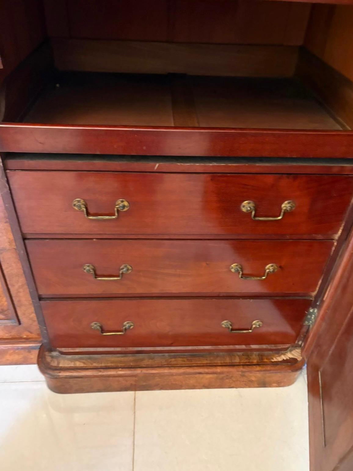 Grande armoire victorienne en ronce de noyer à 3 portes de qualité exceptionnelle en vente 3