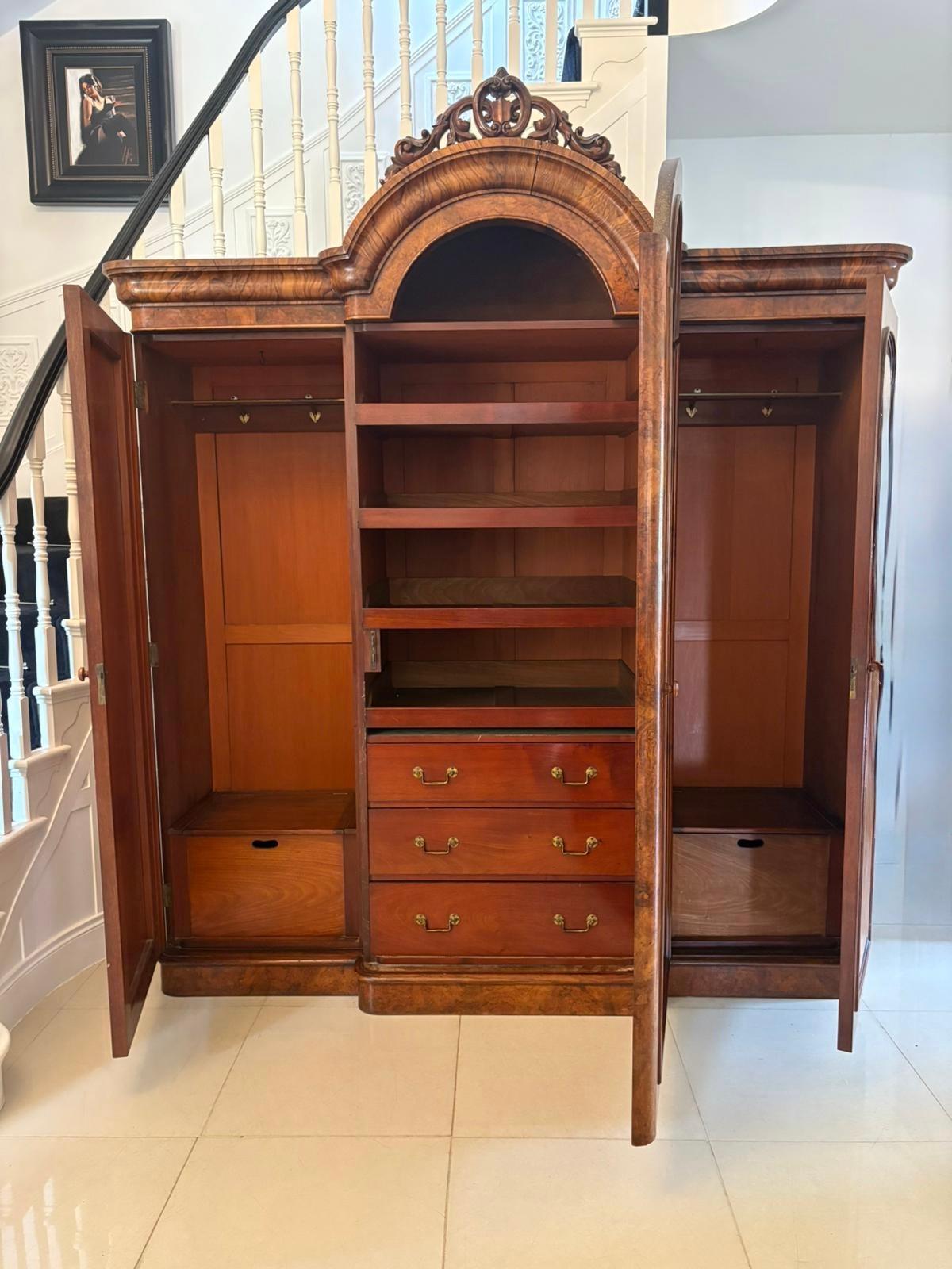 Grande armoire victorienne en ronce de noyer à 3 portes de qualité exceptionnelle en vente 4