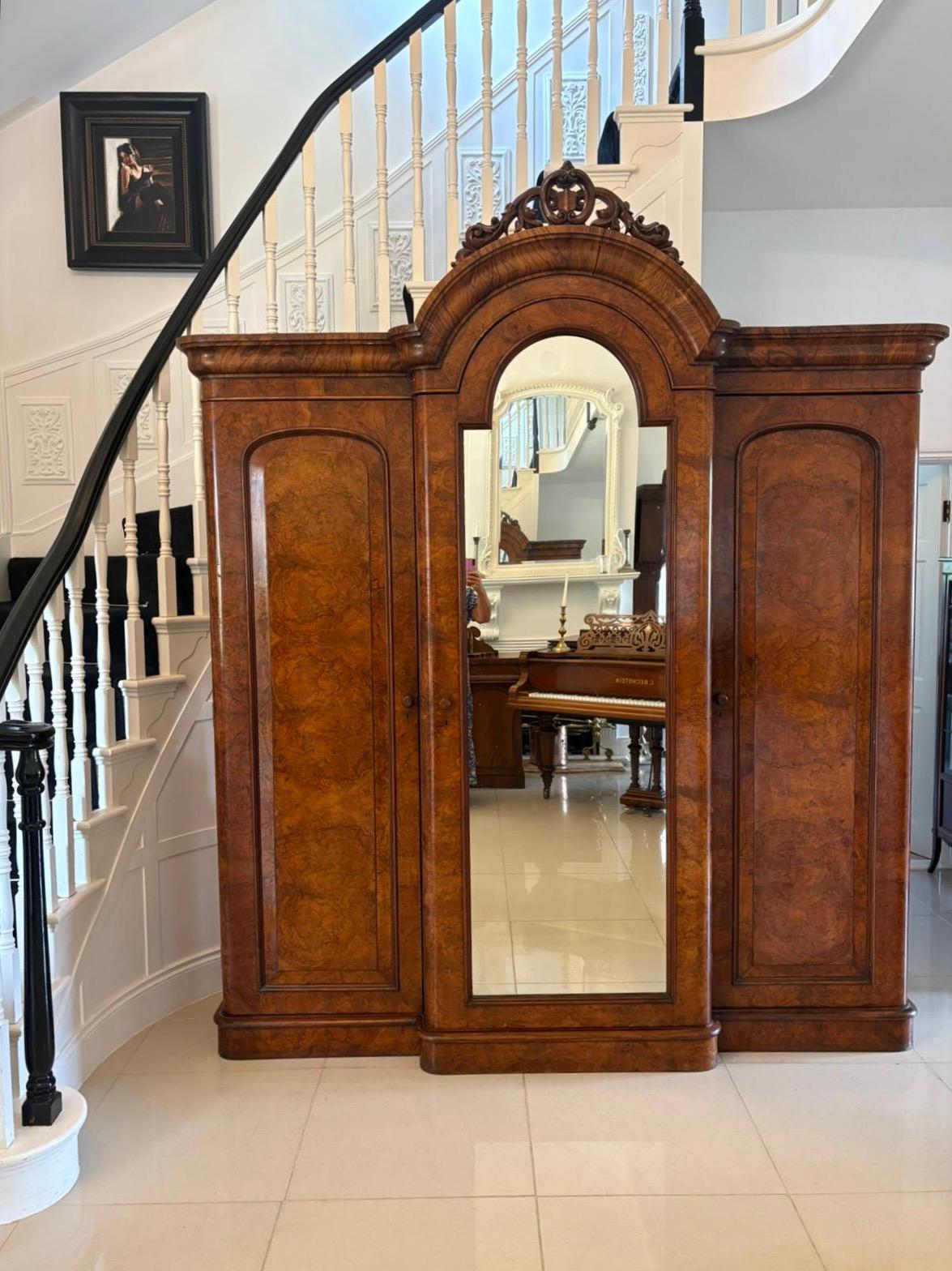 Grande armoire victorienne en ronce de noyer à 3 portes de qualité exceptionnelle en vente 5