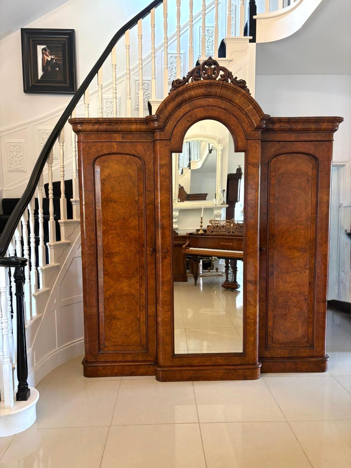 Grande armoire victorienne en ronce de noyer à 3 portes de qualité exceptionnelle en vente 6
