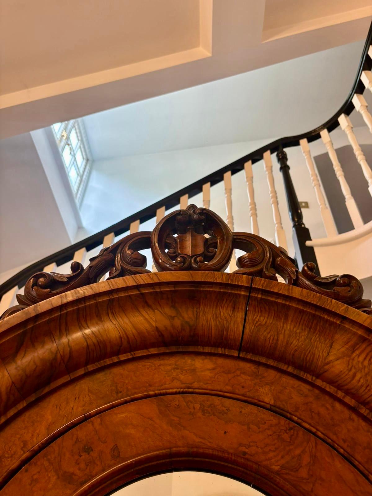 Anglais Grande armoire victorienne en ronce de noyer à 3 portes de qualité exceptionnelle en vente