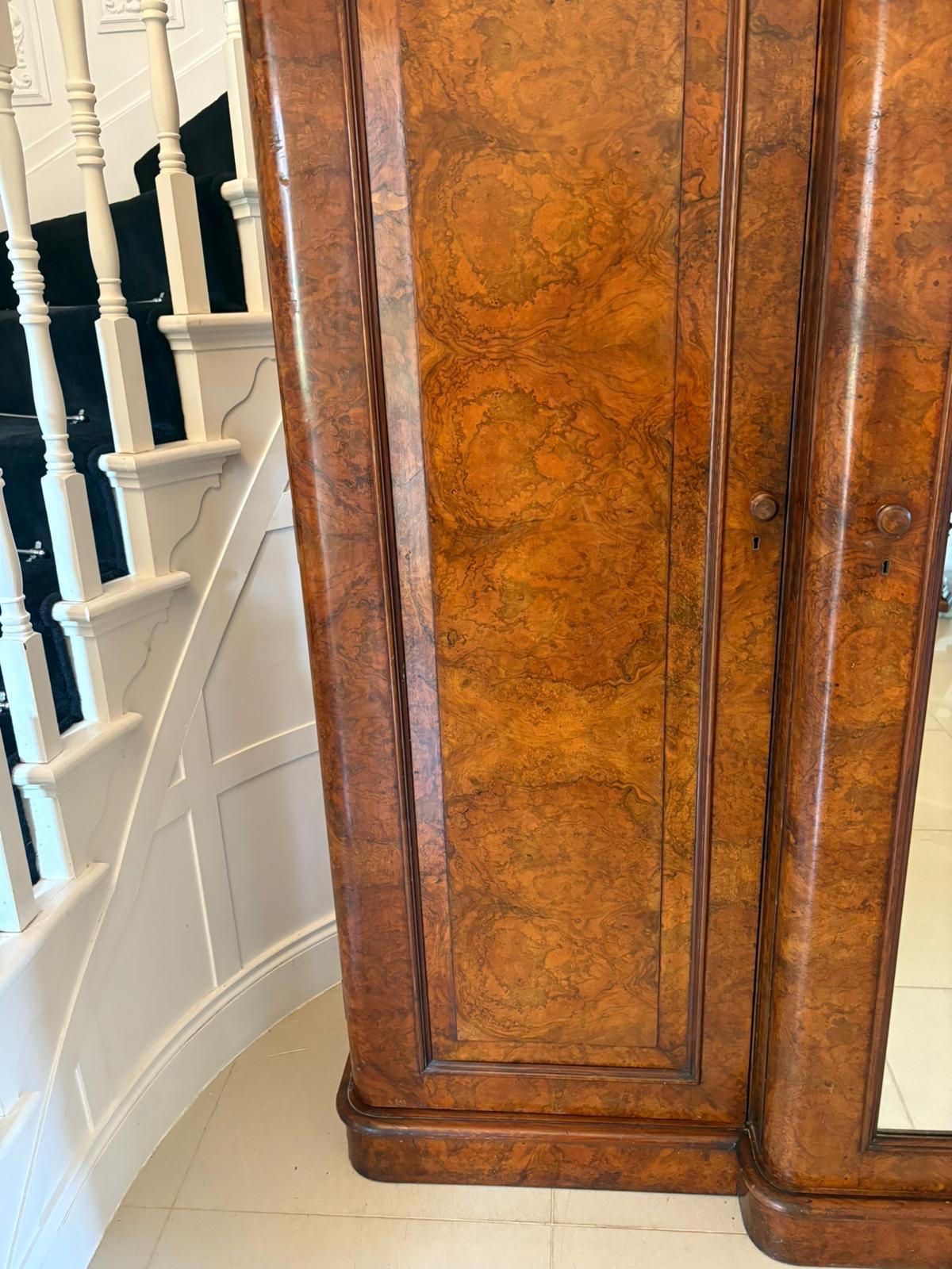 Grande armoire victorienne en ronce de noyer à 3 portes de qualité exceptionnelle Bon état - En vente à Suffolk, GB