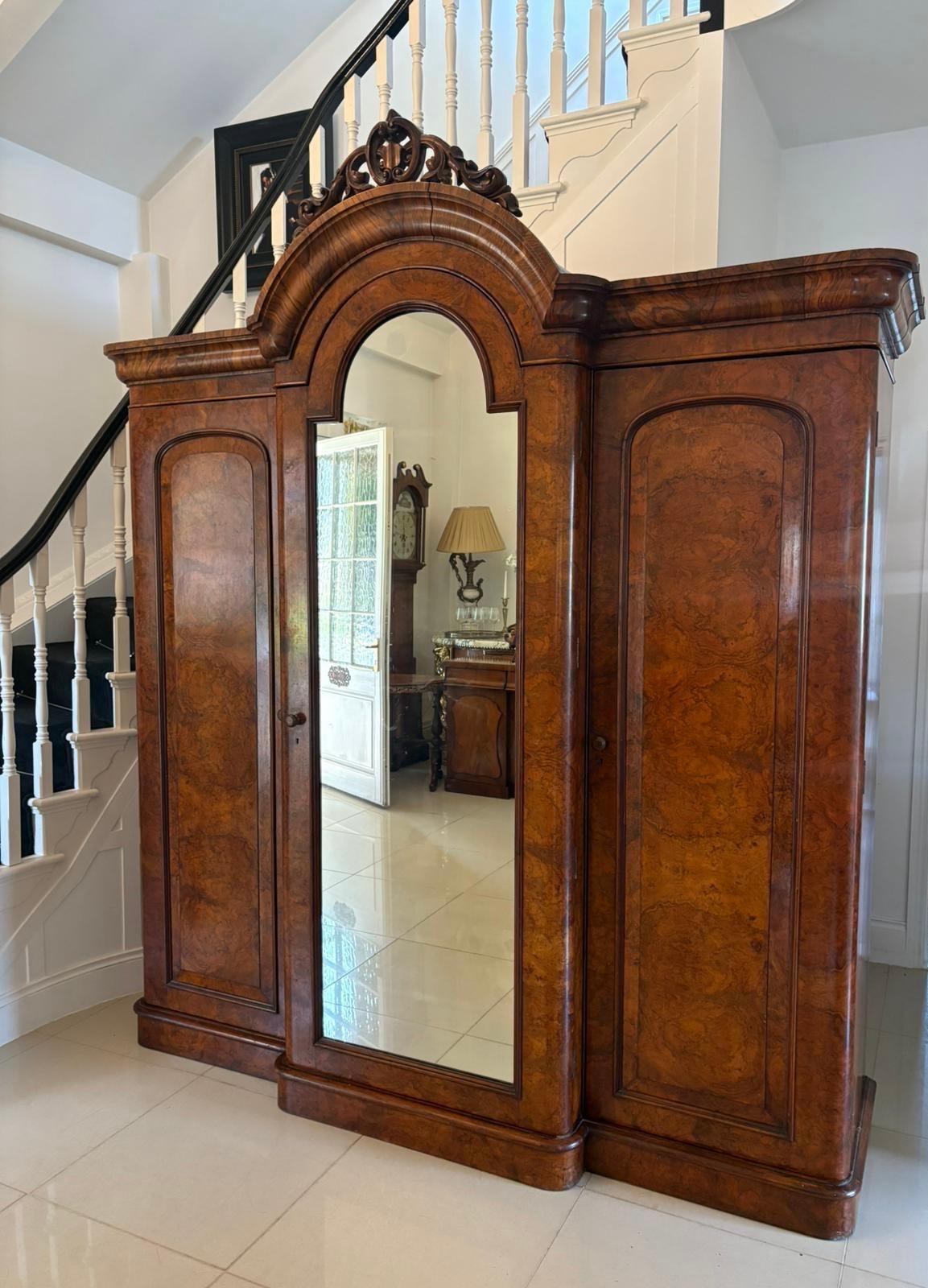 XIXe siècle Grande armoire victorienne en ronce de noyer à 3 portes de qualité exceptionnelle en vente