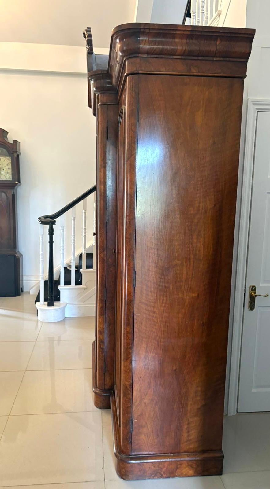 Noyer Grande armoire victorienne en ronce de noyer à 3 portes de qualité exceptionnelle en vente