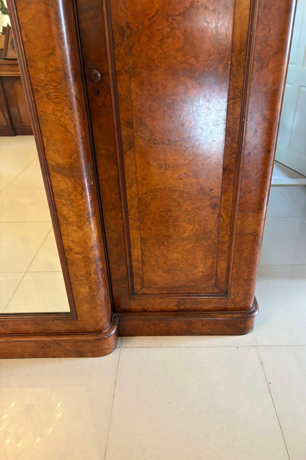 Grande armoire victorienne en ronce de noyer à 3 portes de qualité exceptionnelle en vente 1