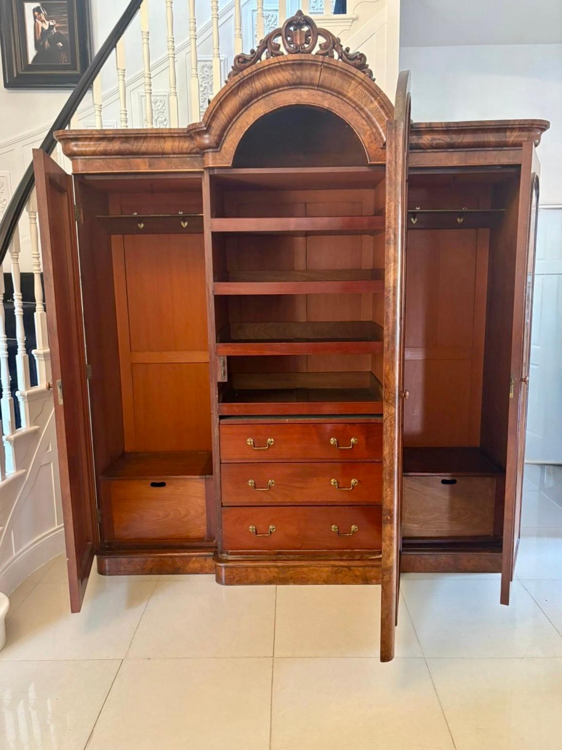 Grande armoire victorienne en ronce de noyer à 3 portes de qualité exceptionnelle en vente 2