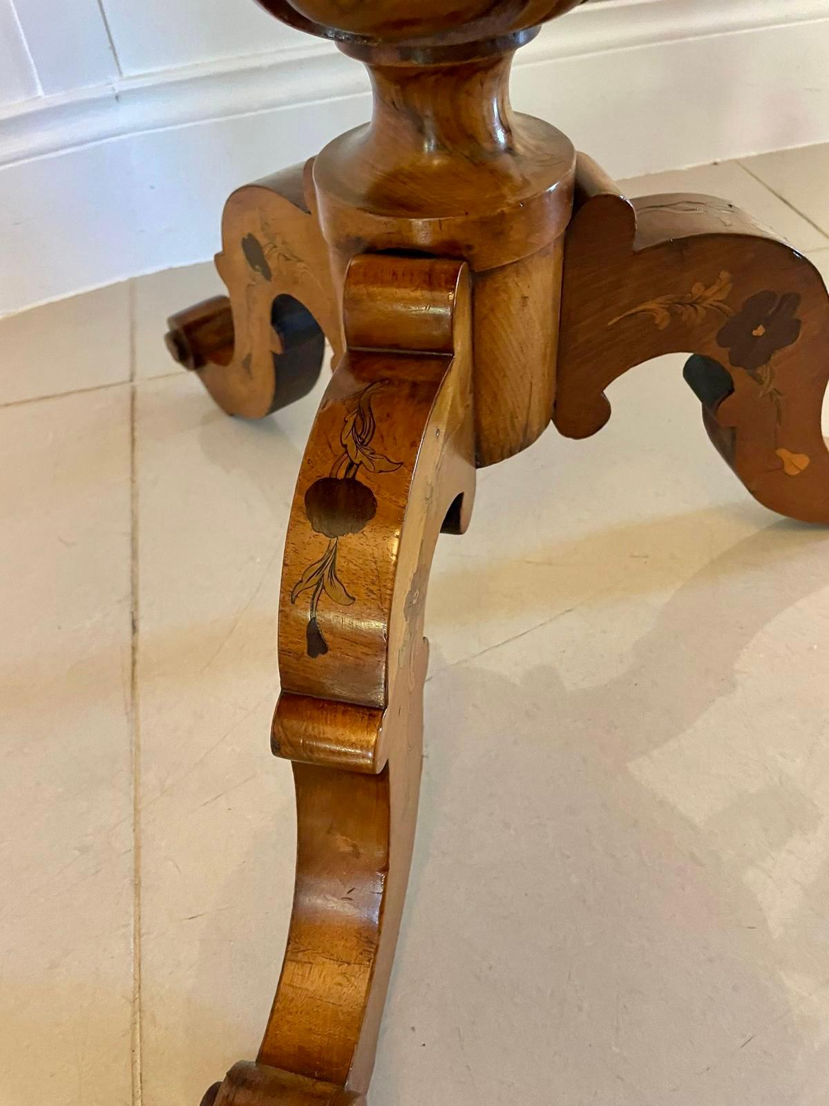 Grande table de lampe victorienne en marqueterie de noyer de qualité exceptionnelle en vente 5