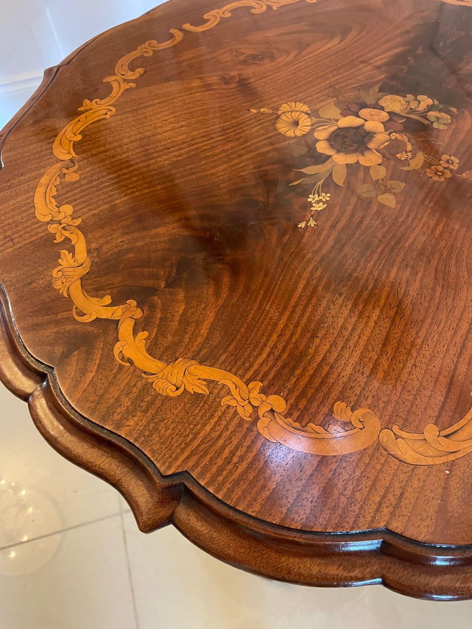 Marqueterie Grande table de lampe victorienne en marqueterie de noyer de qualité exceptionnelle en vente