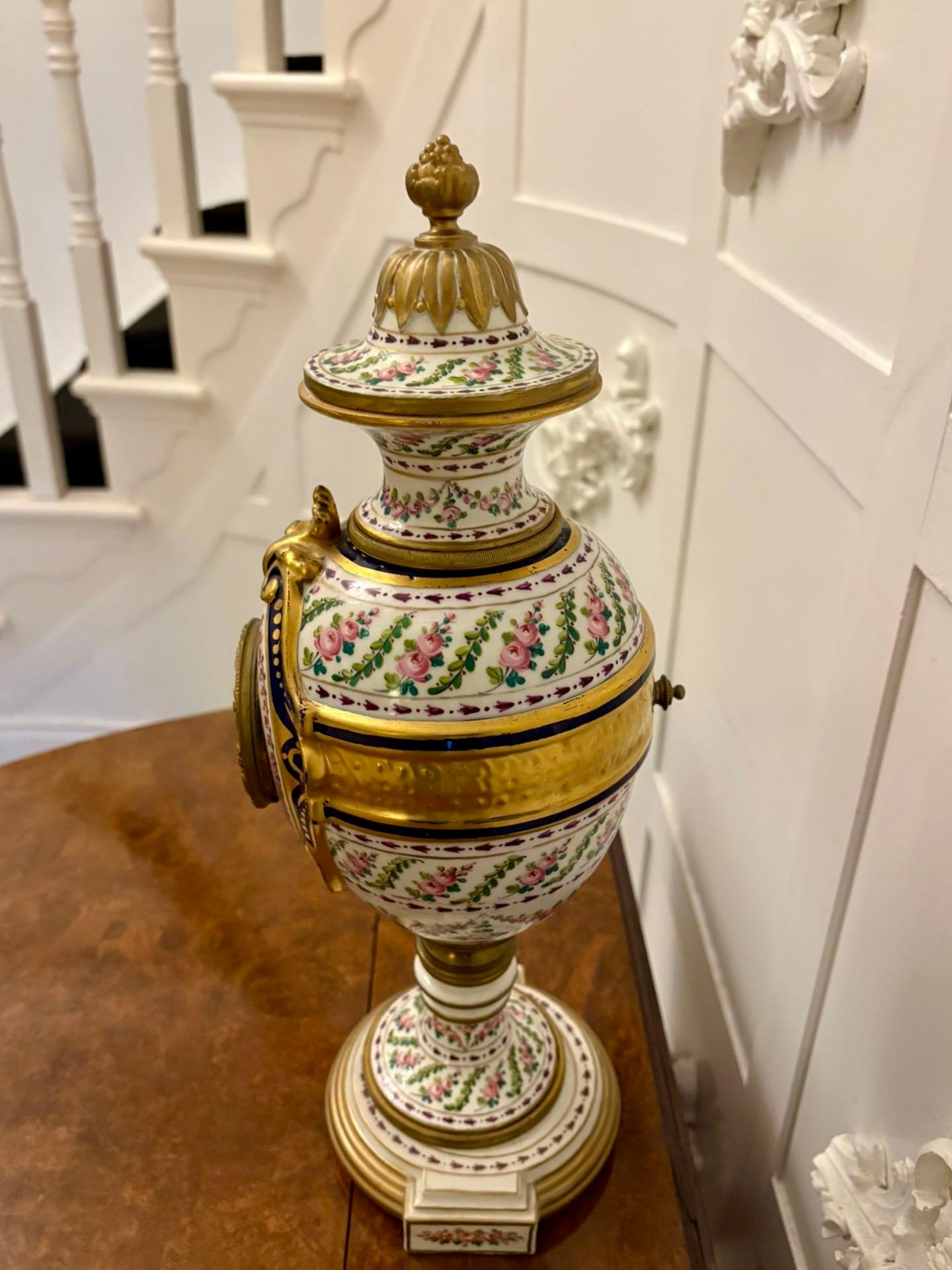 Victorien Grande horloge de cheminée française ancienne peinte à la main de qualité exceptionnelle en vente