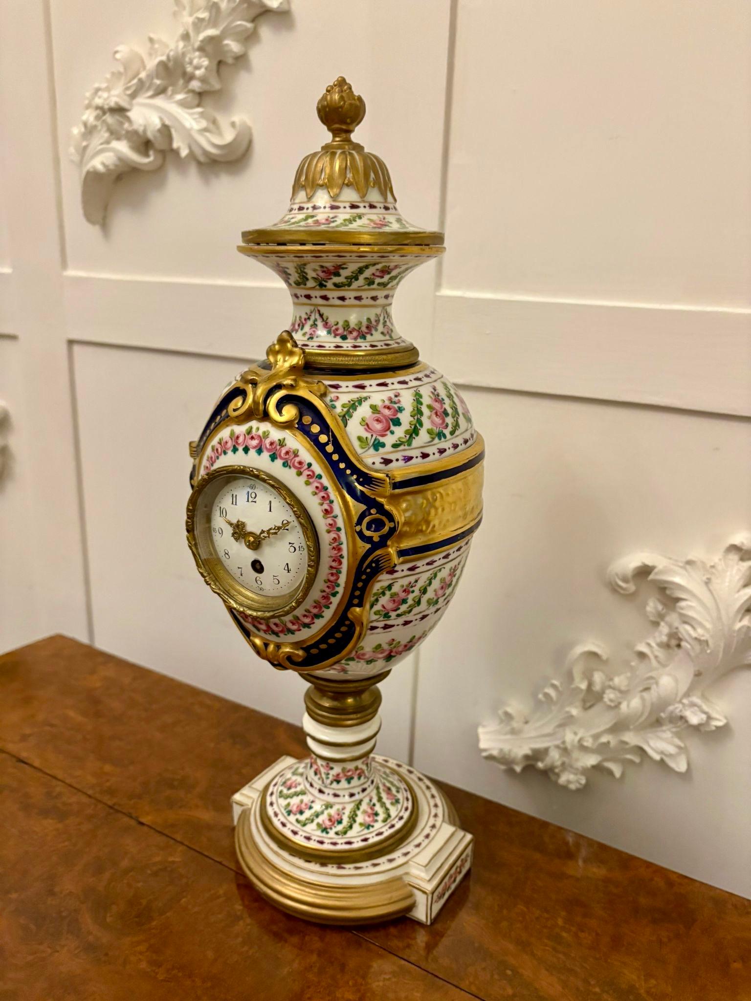 Français Grande horloge de cheminée française ancienne peinte à la main de qualité exceptionnelle en vente