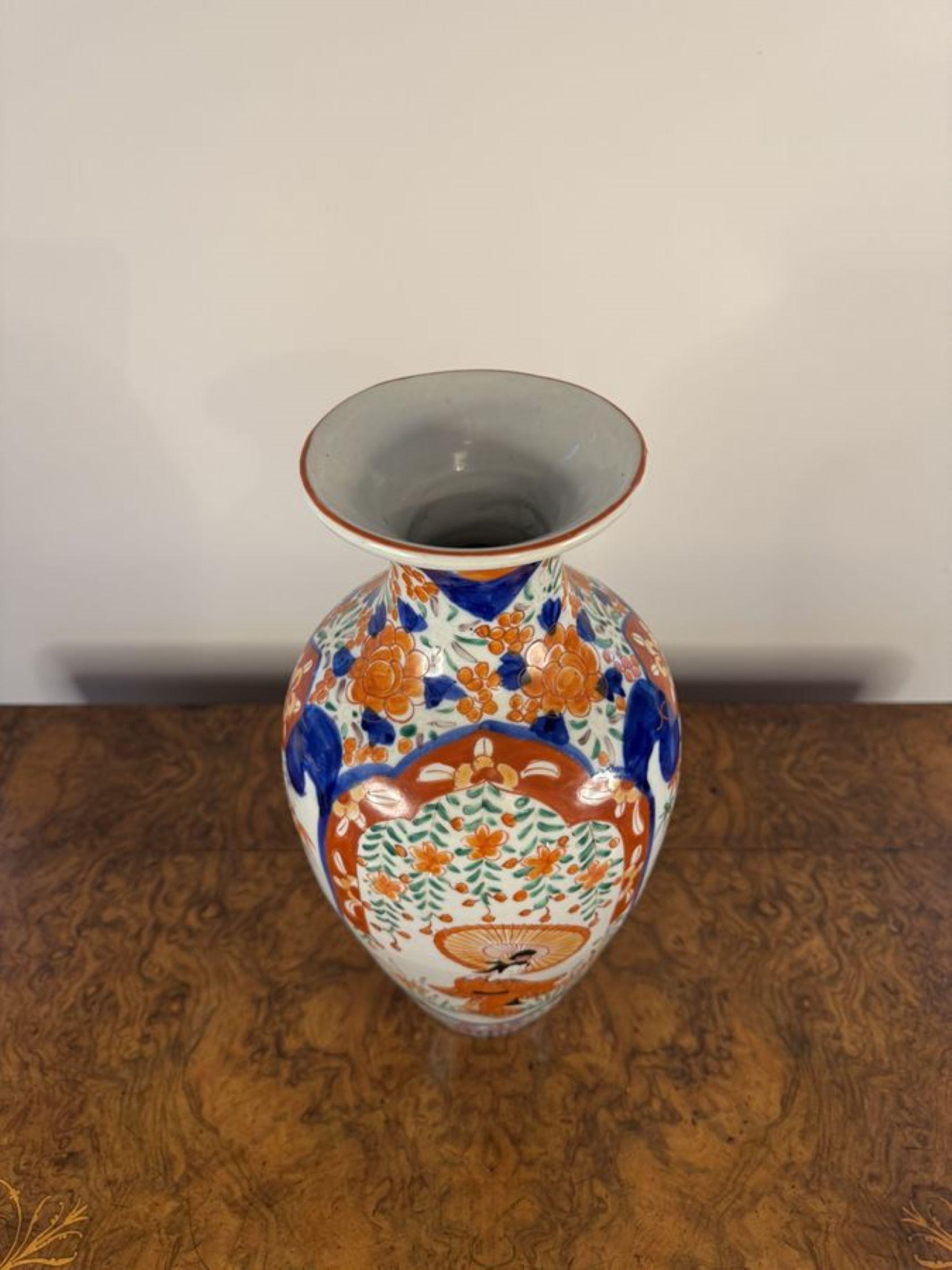 Exceptionnelle paire de vases imari japonais anciens ayant une qualité grande paire de vases imari japonais décorés de gerbes florales avec des panneaux représentant des dames avec des parasols dans de merveilleuses couleurs rouge, bleu, blanc et