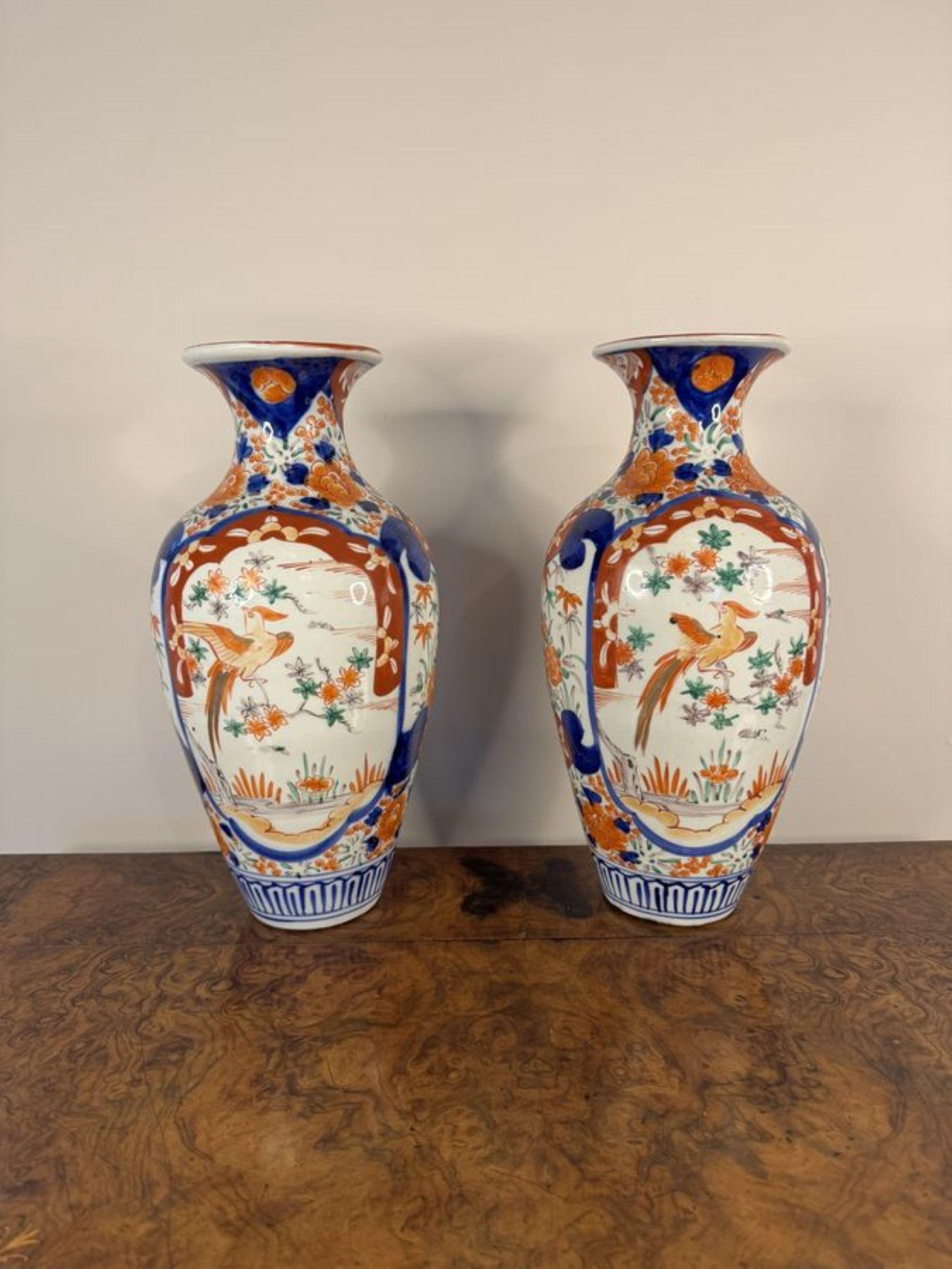 Céramique Grande paire de vases imari japonais anciens de qualité exceptionnelle en vente