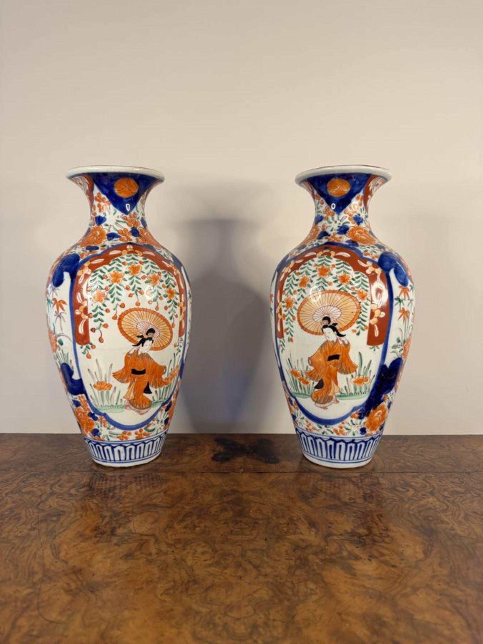 Grande paire de vases imari japonais anciens de qualité exceptionnelle en vente 2