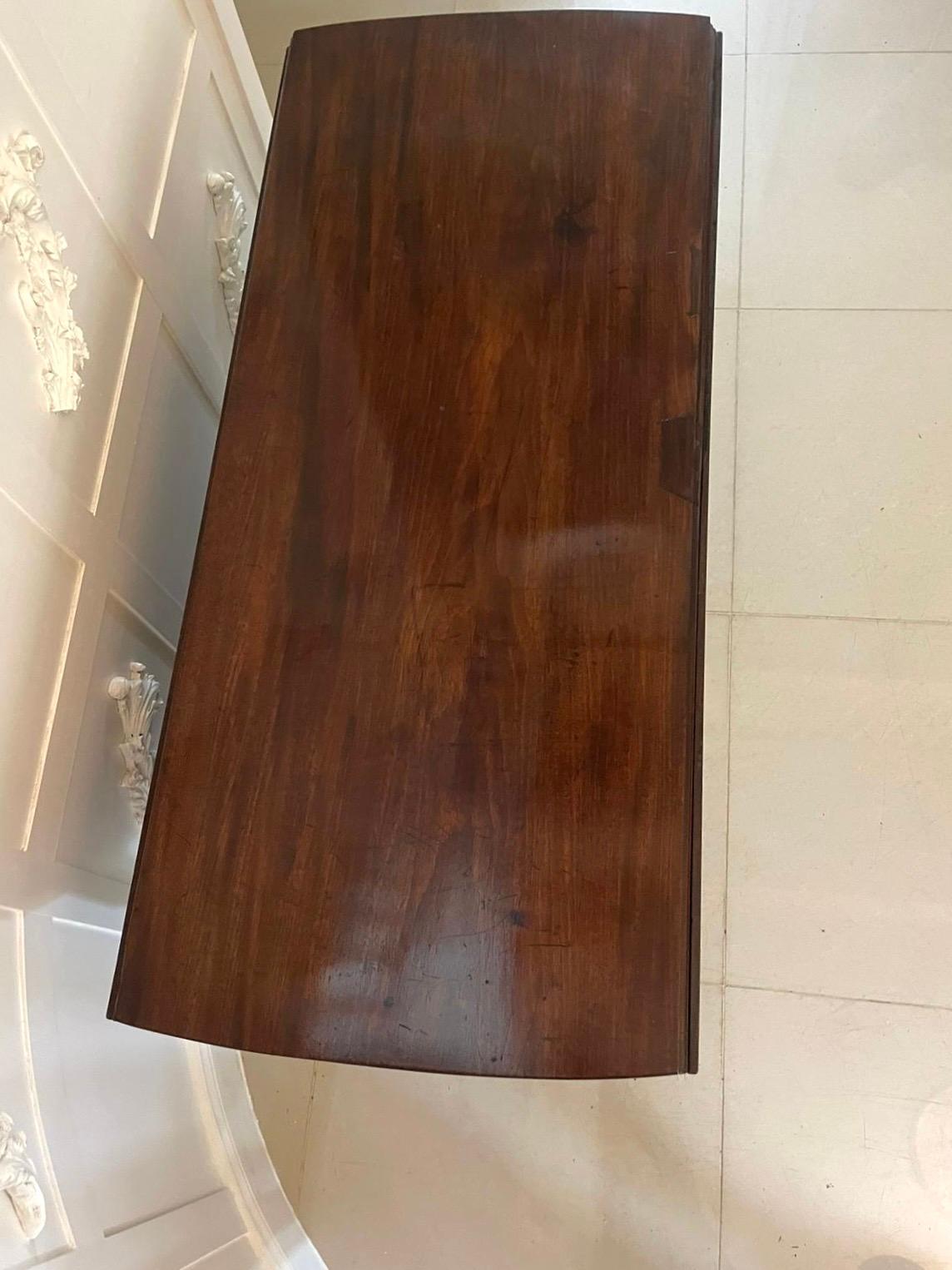 Grande table de salle à manger inhabituelle en acajou George III de qualité exceptionnelle en vente 6