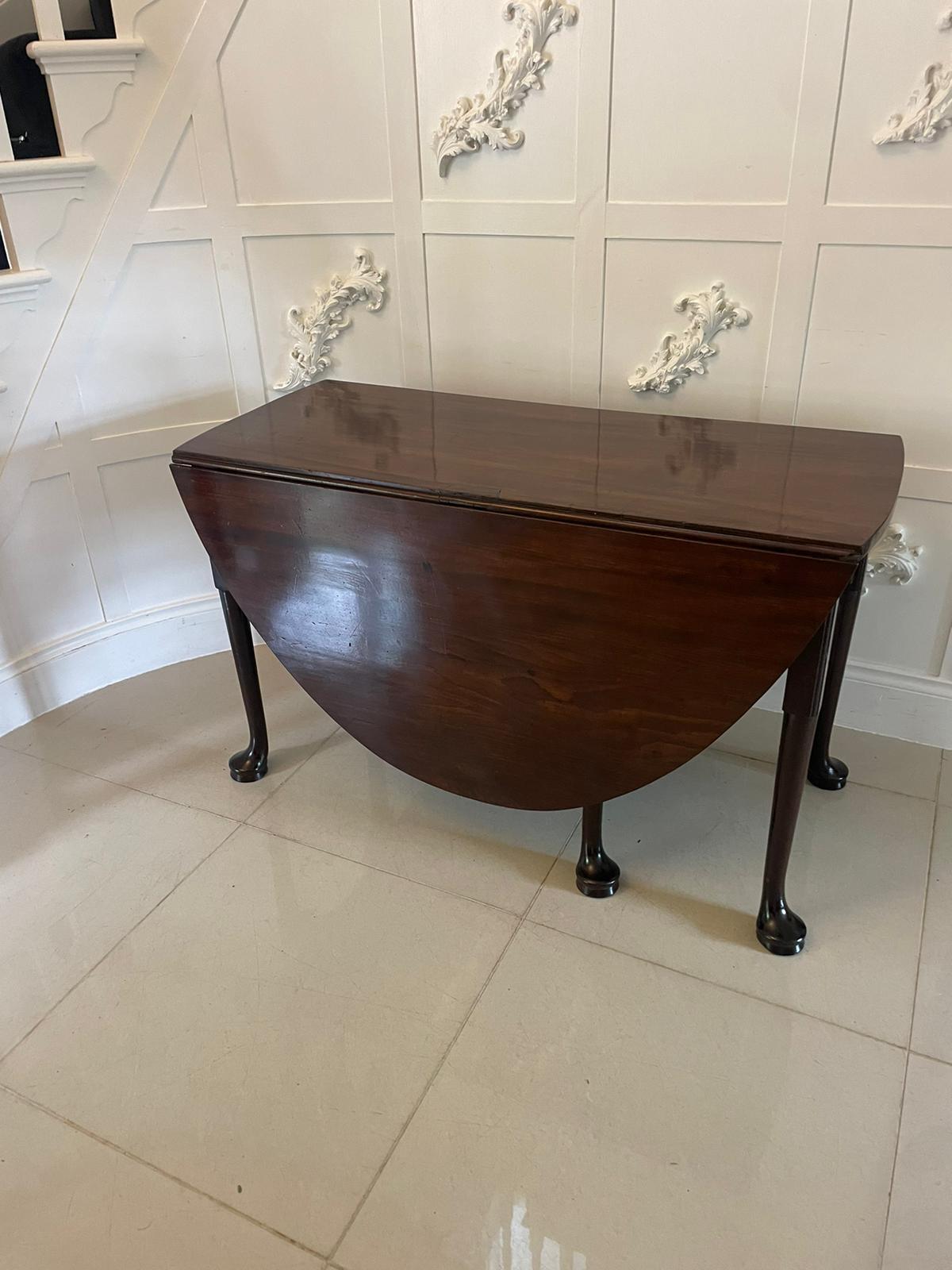 Grande table de salle à manger inhabituelle en acajou George III de qualité exceptionnelle en vente 8