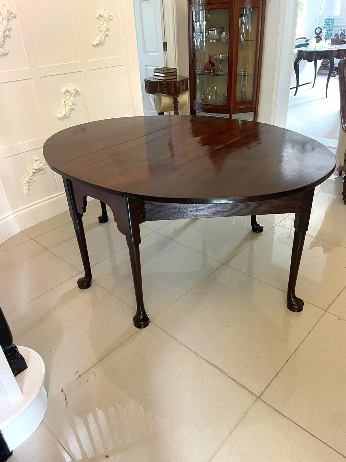 Anglais Grande table de salle à manger inhabituelle en acajou George III de qualité exceptionnelle en vente