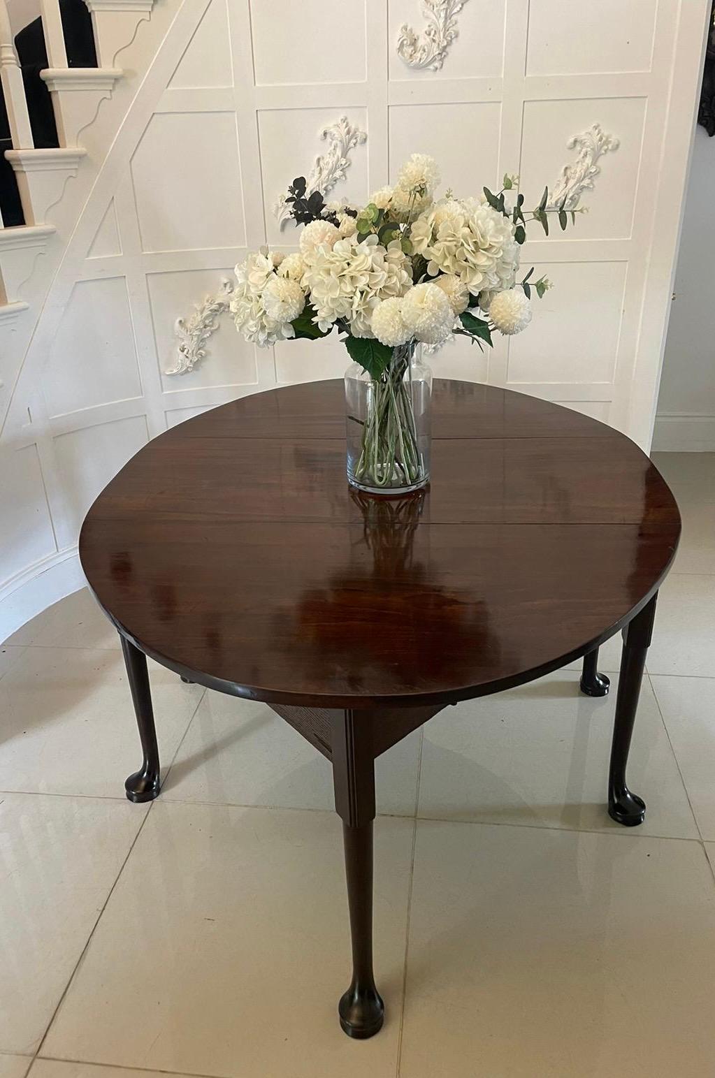 XVIIIe siècle et antérieur Grande table de salle à manger inhabituelle en acajou George III de qualité exceptionnelle en vente