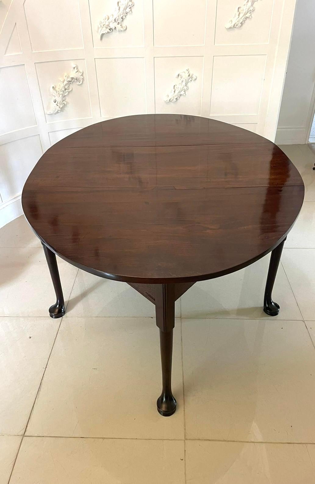 Grande table de salle à manger inhabituelle en acajou George III de qualité exceptionnelle en vente 1