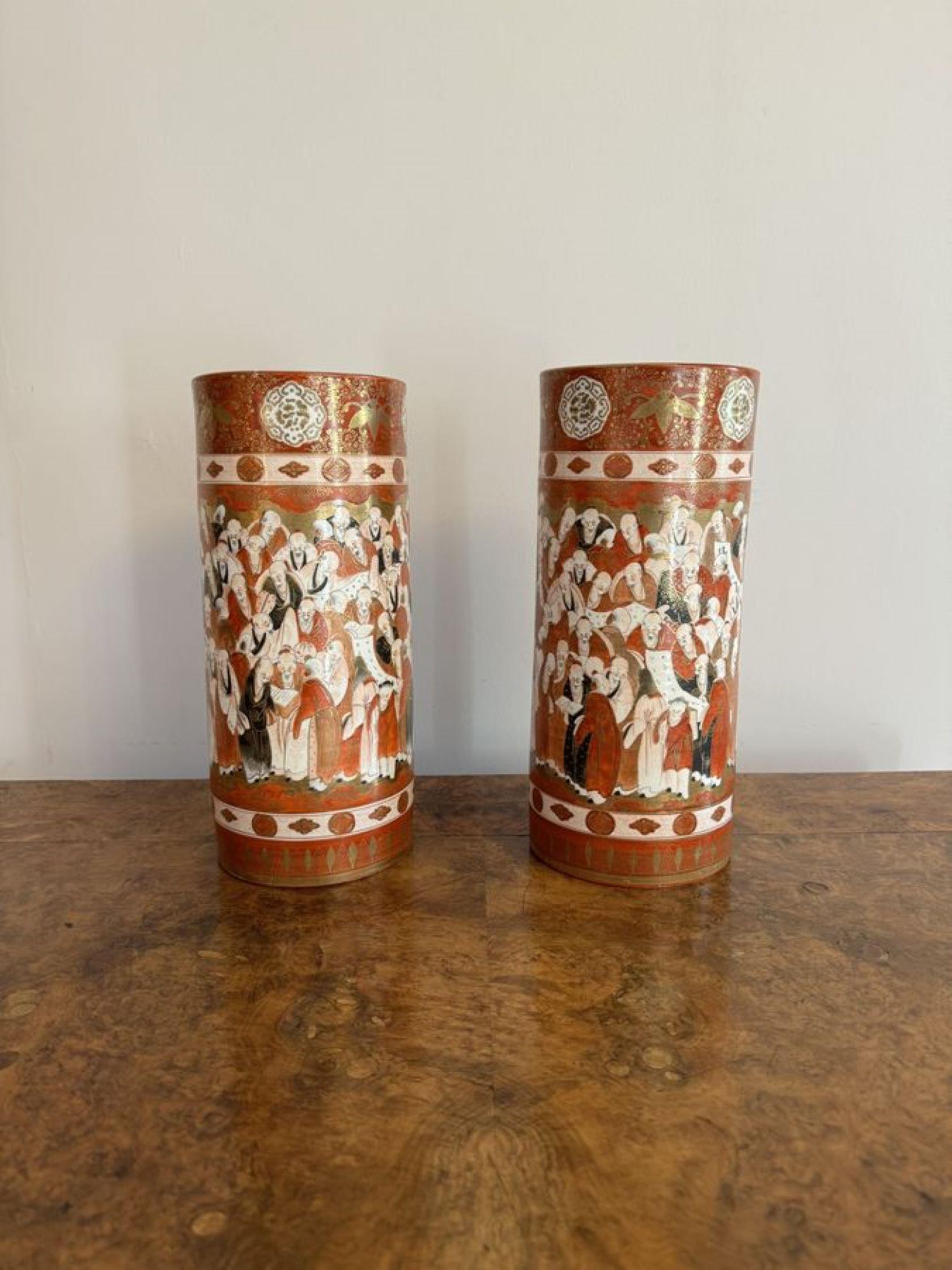 Début de l'époque victorienne Paire de vases cylindriques japonais Kutani du XIXe siècle d'une qualité exceptionnelle  en vente