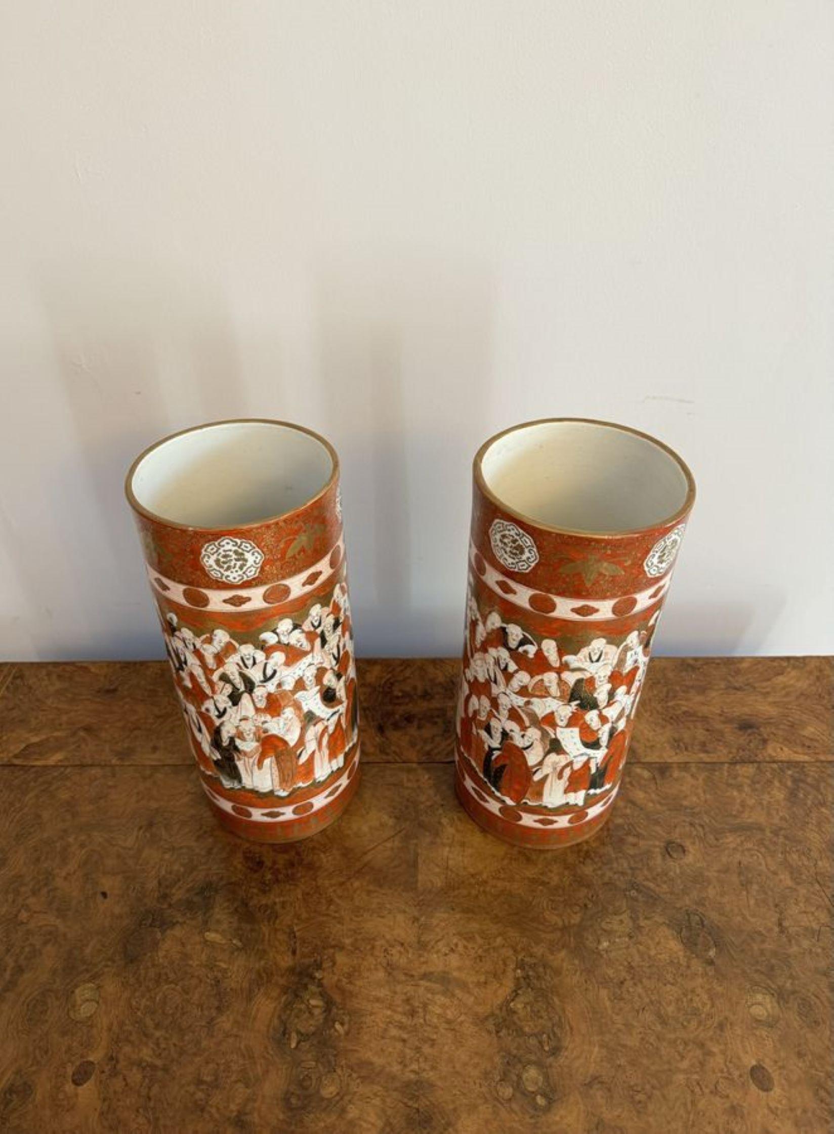 Céramique Paire de vases cylindriques japonais Kutani du XIXe siècle d'une qualité exceptionnelle  en vente