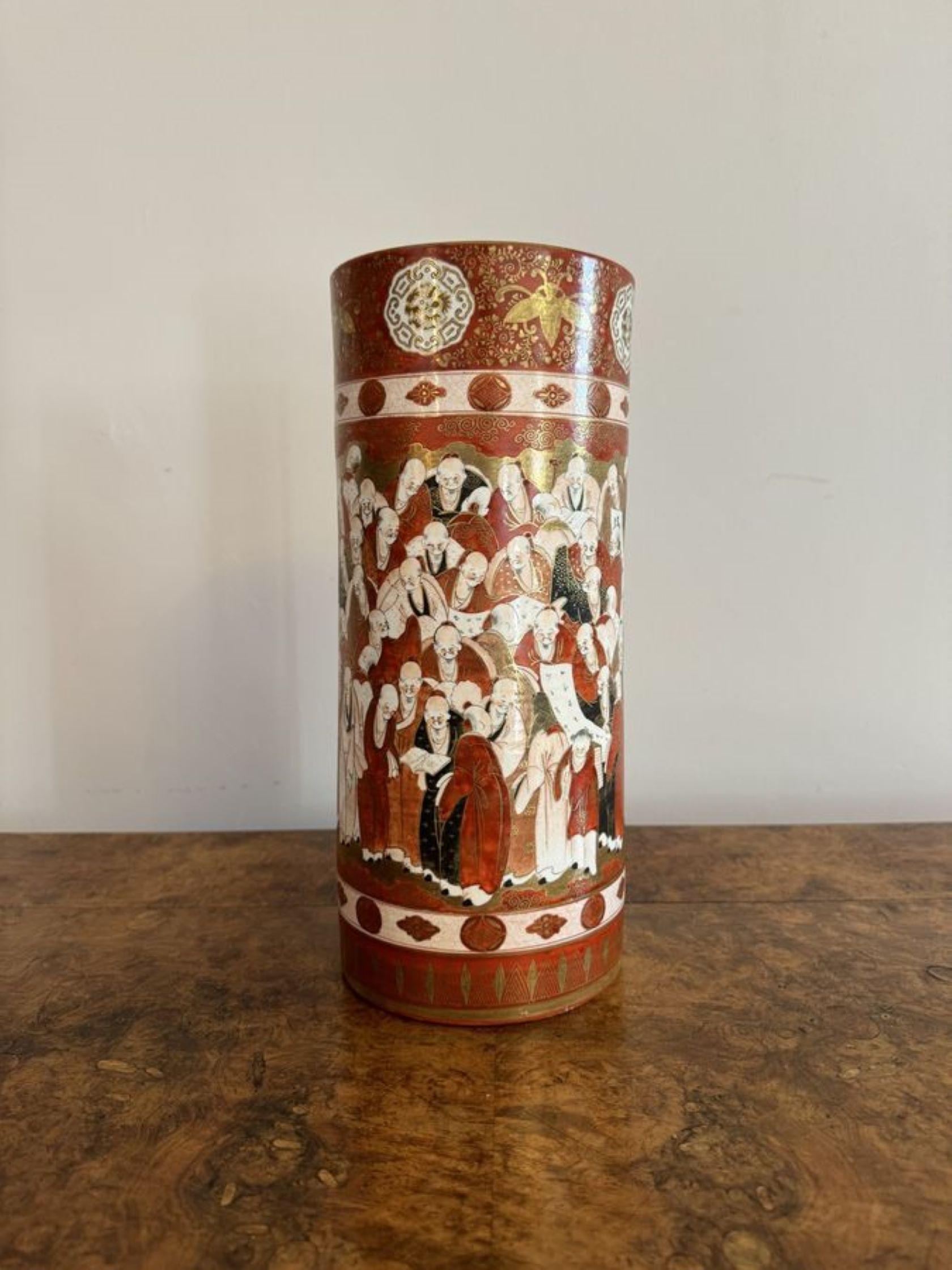 Paire de vases cylindriques japonais Kutani du XIXe siècle d'une qualité exceptionnelle  en vente 3