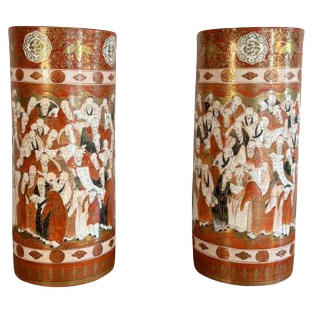 Paire de vases cylindriques japonais Kutani du XIXe siècle d'une qualité exceptionnelle  en vente
