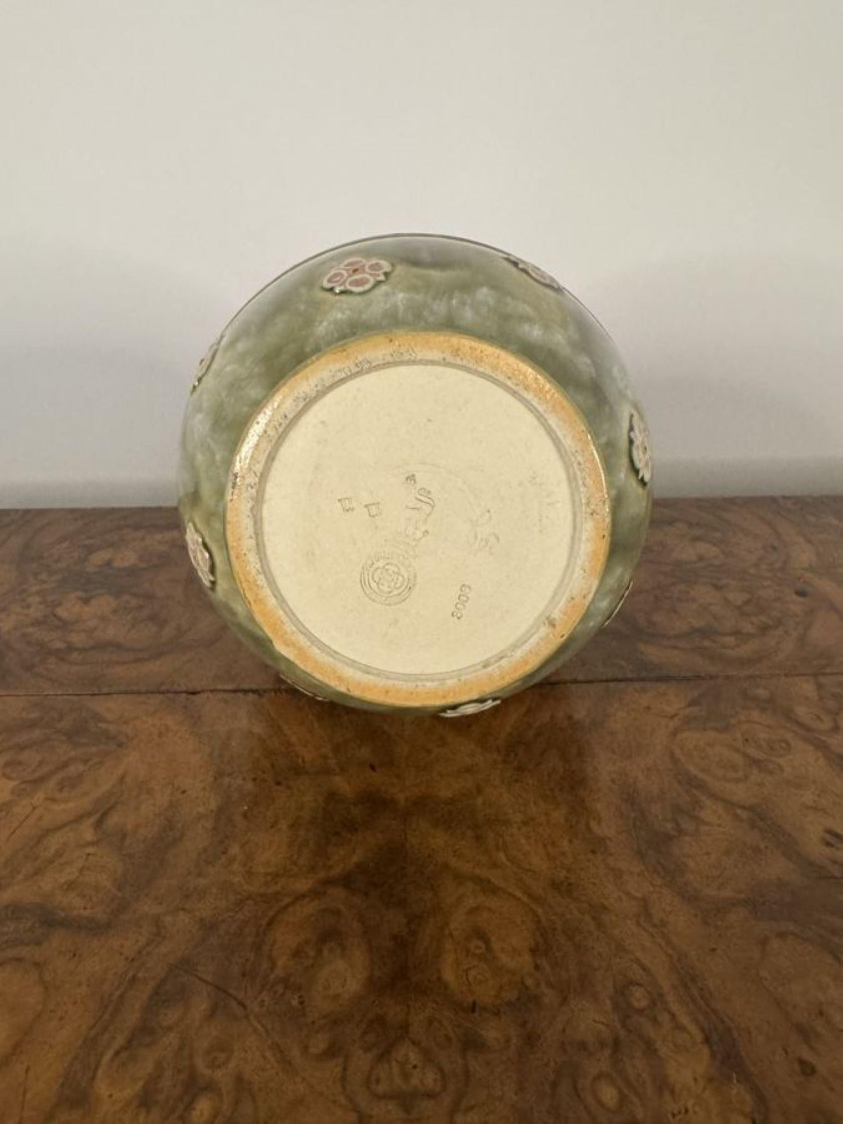 Paire de vases balustres en grès Royal Doulton de Louisa Wakely, d'une qualité exceptionnelle Paire de vases Doulton d'une qualité exceptionnelle, au col évasé au-dessus d'un corps de forme boulbe reposant sur des bases circulaires, au fond vert