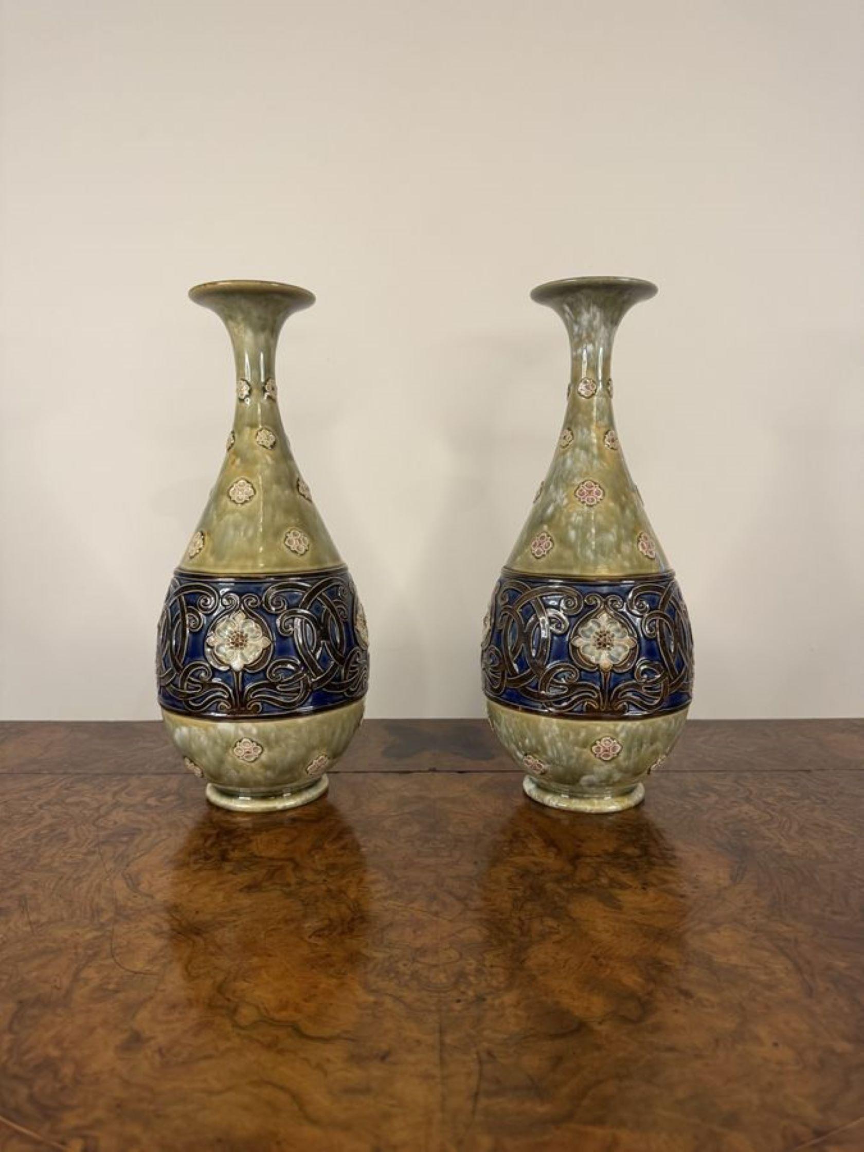 20ième siècle Paire de balustres anciens Art Nouveau Royal Doulton en grès de qualité exceptionnelle en vente