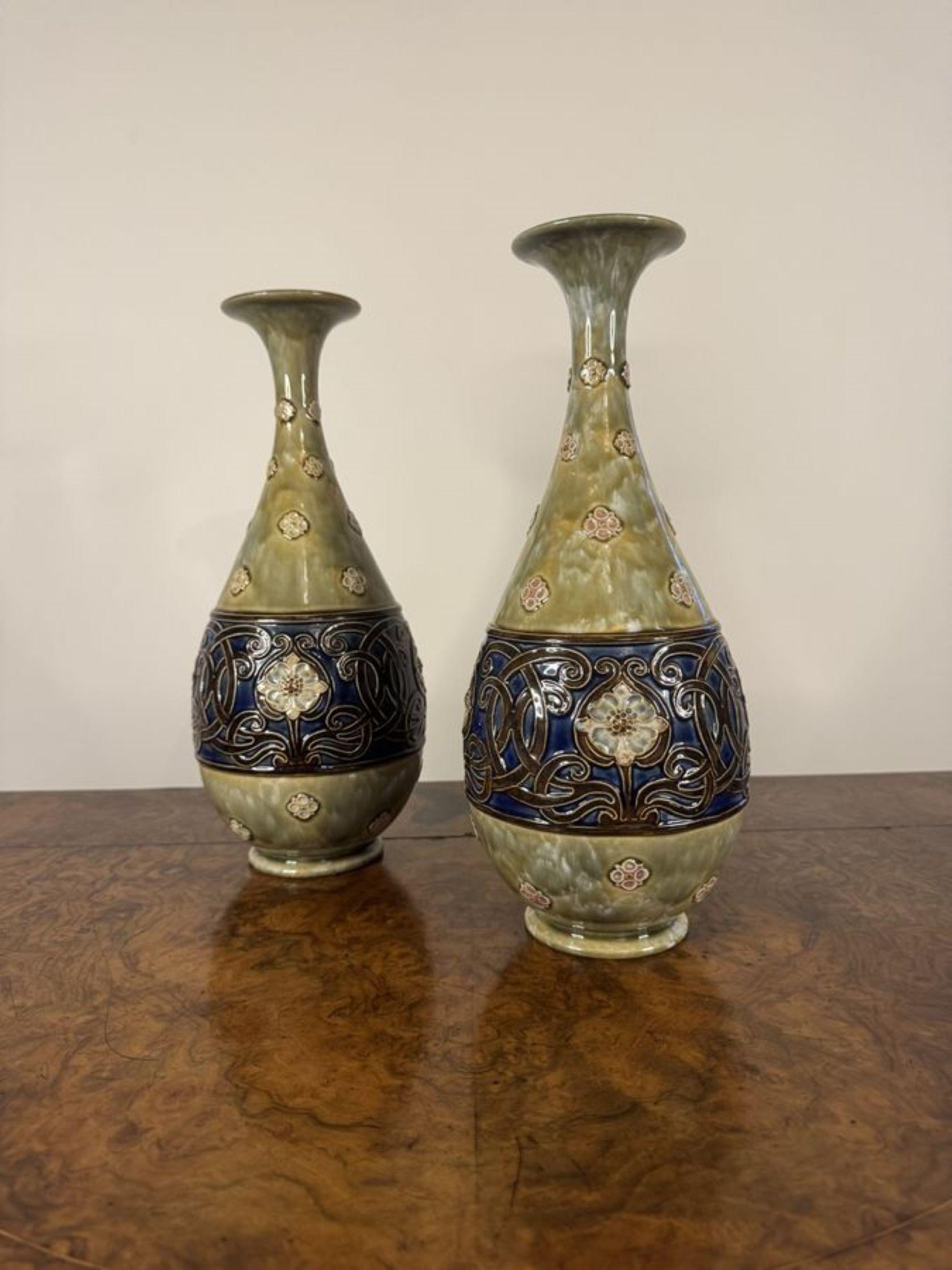Céramique Paire de balustres anciens Art Nouveau Royal Doulton en grès de qualité exceptionnelle en vente