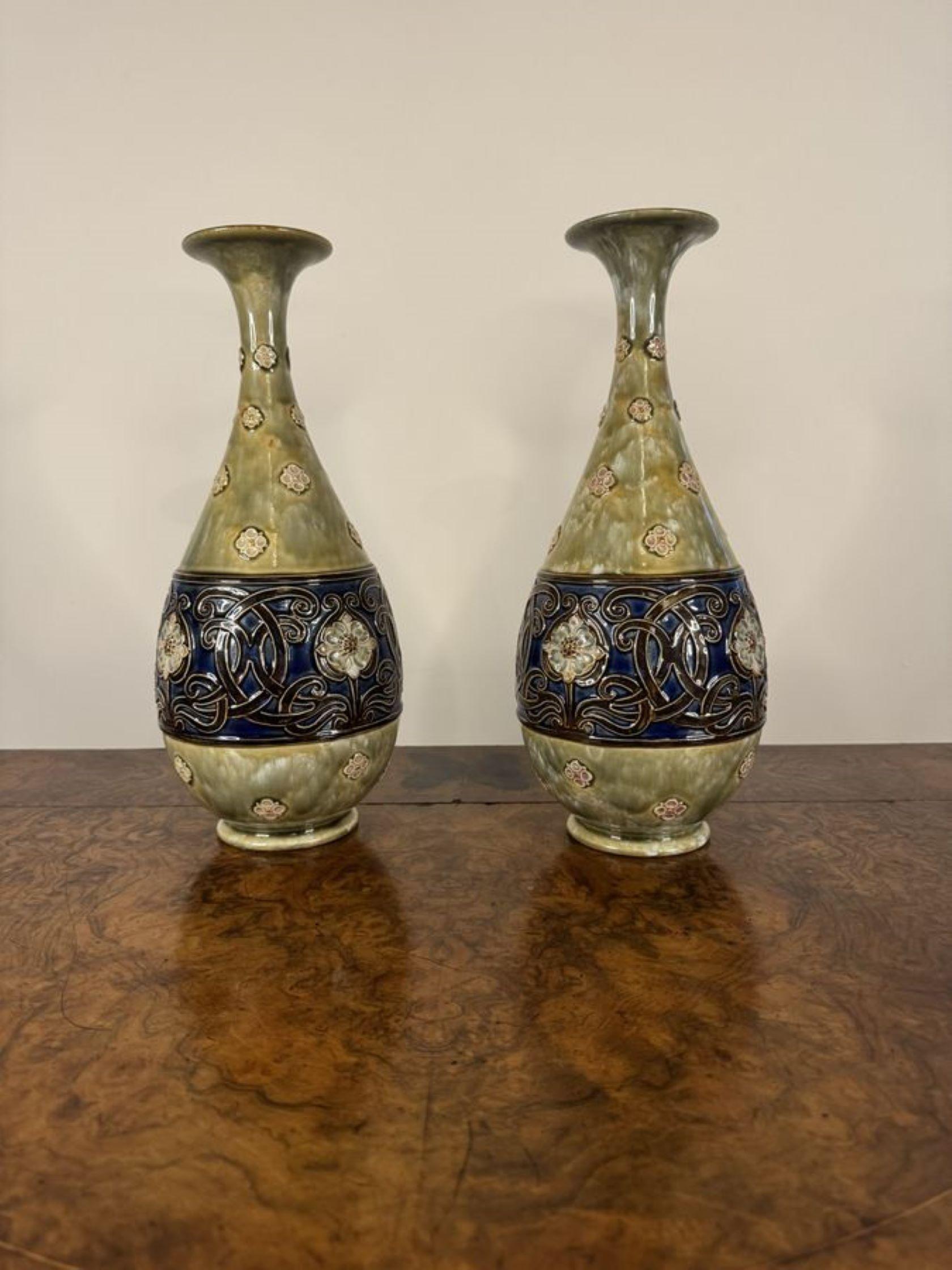 Paire de balustres anciens Art Nouveau Royal Doulton en grès de qualité exceptionnelle en vente 1