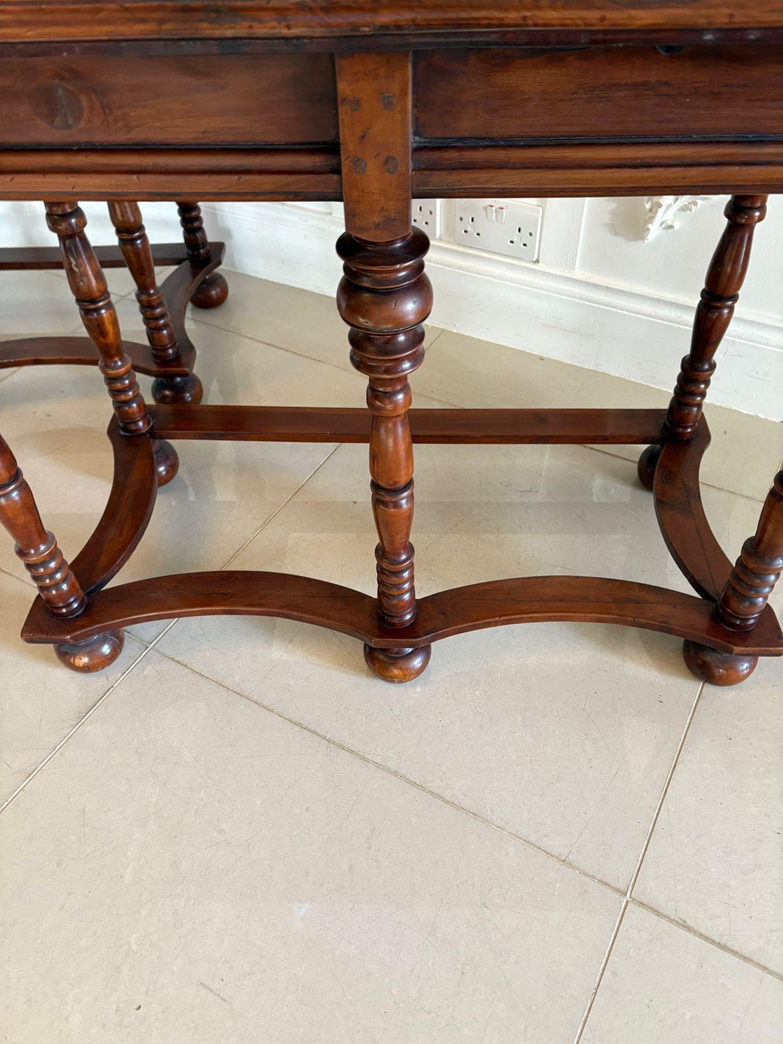 Paire de tables consoles anciennes en ronce de noyer incrustée de marqueterie, d'une qualité exceptionnelle en vente 3