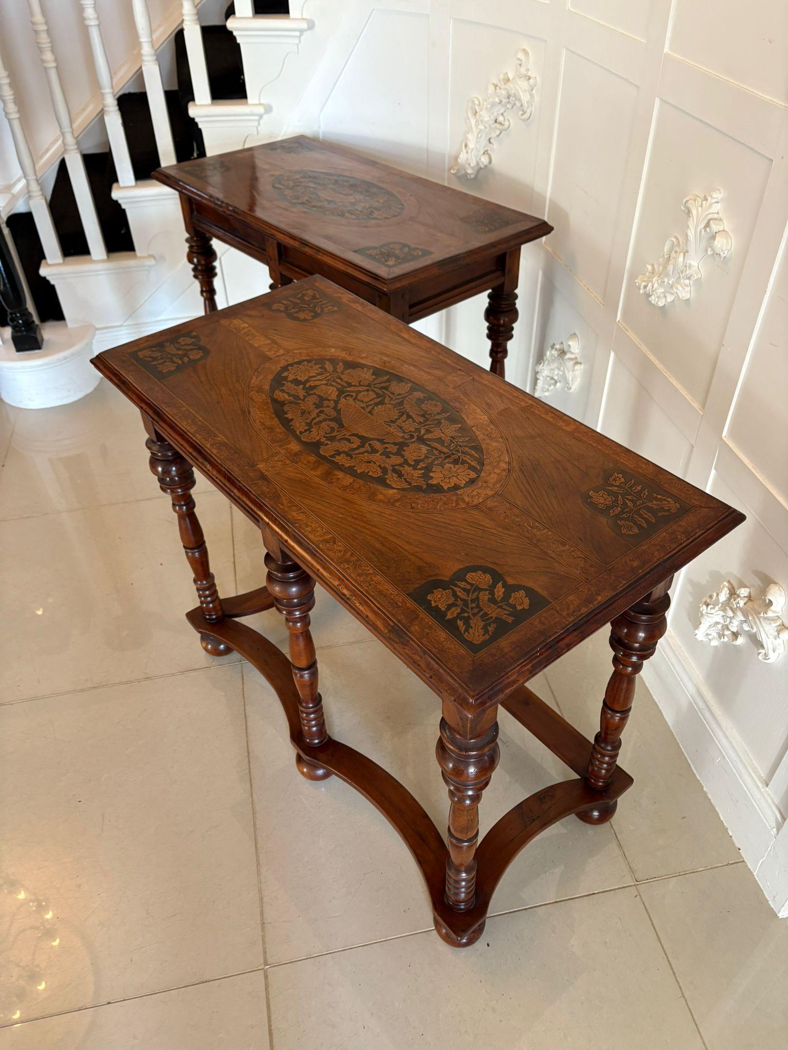 Paire de consoles victoriennes anciennes en ronce de noyer incrustées d'une marqueterie d'une qualité exceptionnelle.  plateau en ronce de noyer incrusté de marqueterie avec un bord mouluré reposant sur six élégants pieds fuselés tournés avec des